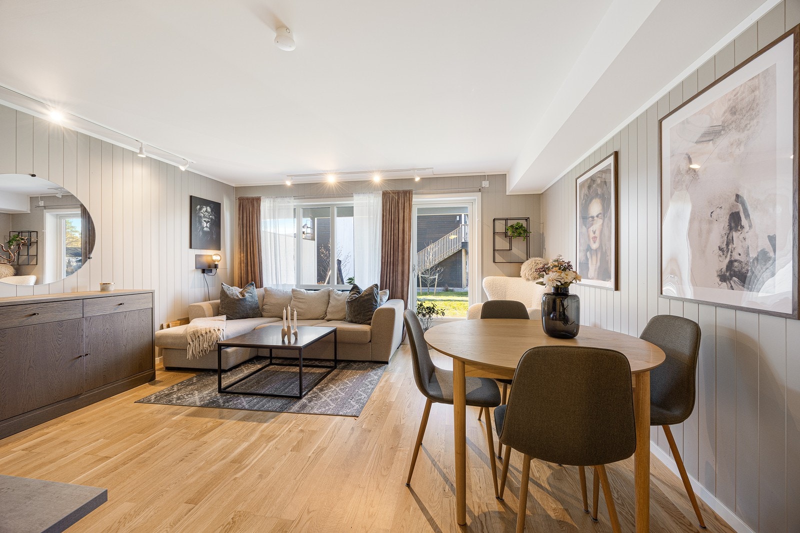 Store vinduer slipper inn godt med naturlig lys, inkludert en glassdør til den overbygde markterrassen. Foto: Svein Michaelsen Galleribilde