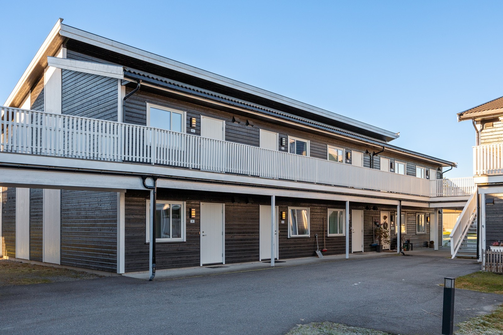 Rundt byggene har fellesområdet lekeplass, plenarealer, diverse beplantning og asfalterte internveier. Galleribilde