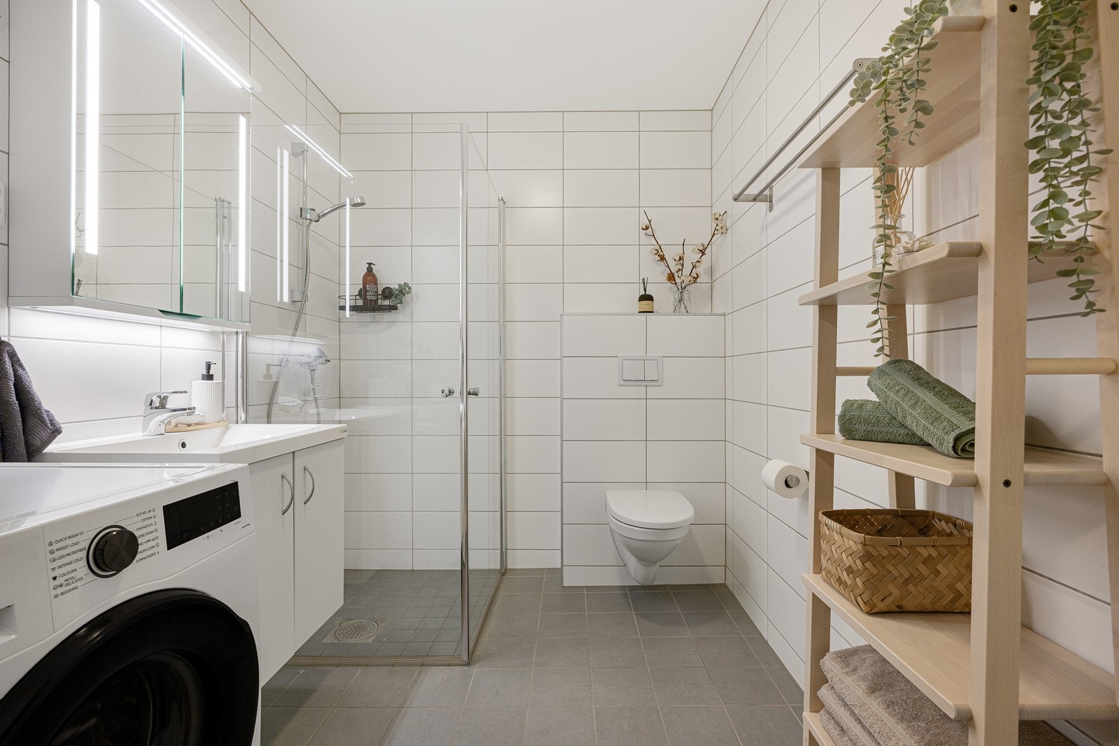 Opplegg for oppvaskmaskin er etablert, og badet har varmekabler, vegghengt toalett og et dusjhjørne med innfellbare glassdører. Galleribilde