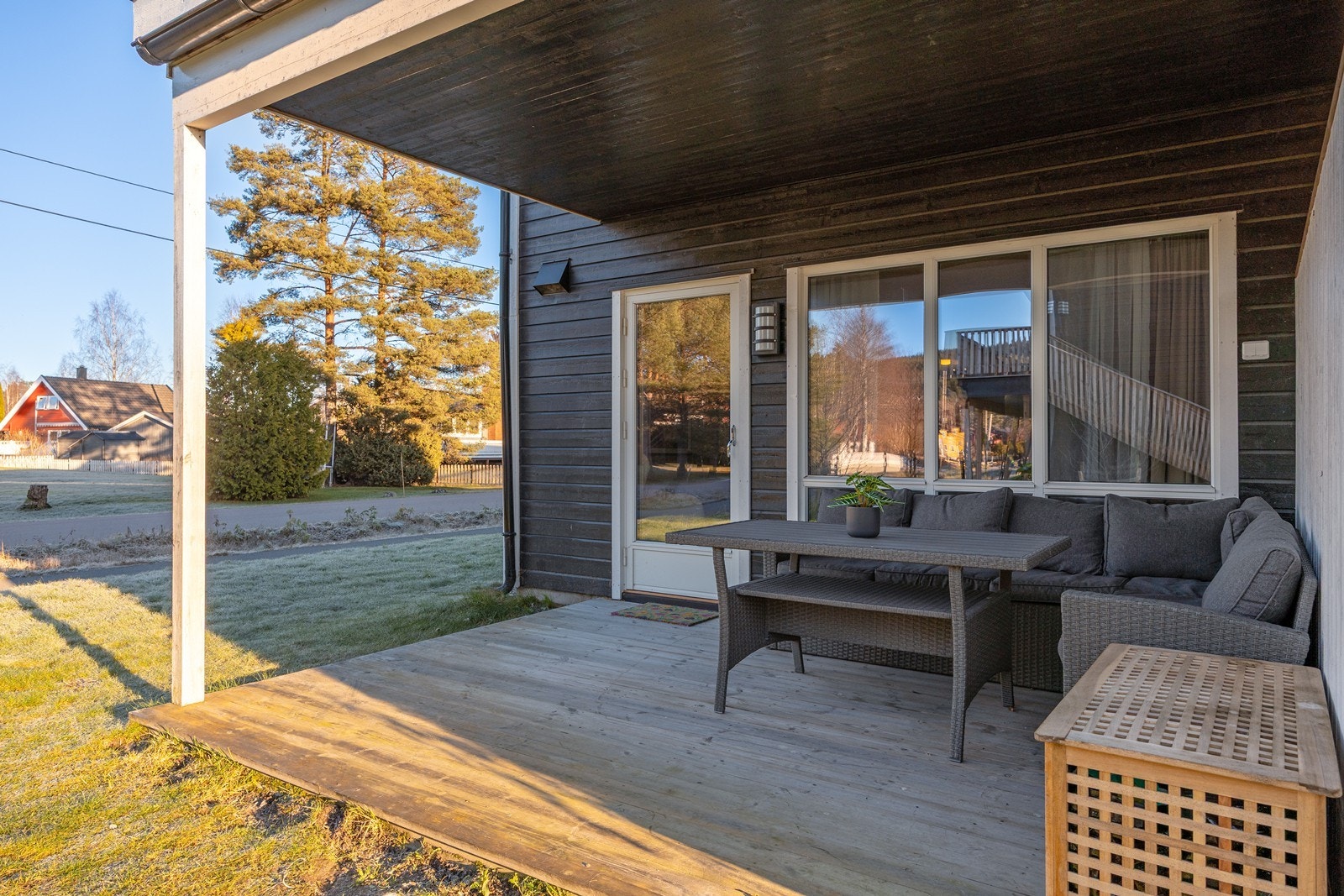 Beliggenheten er sentral, samtidig som man bor landlig og tilbaketrukket. Leiligheten ligger på enden, og disponerer en naturlig del av hagen. Galleribilde