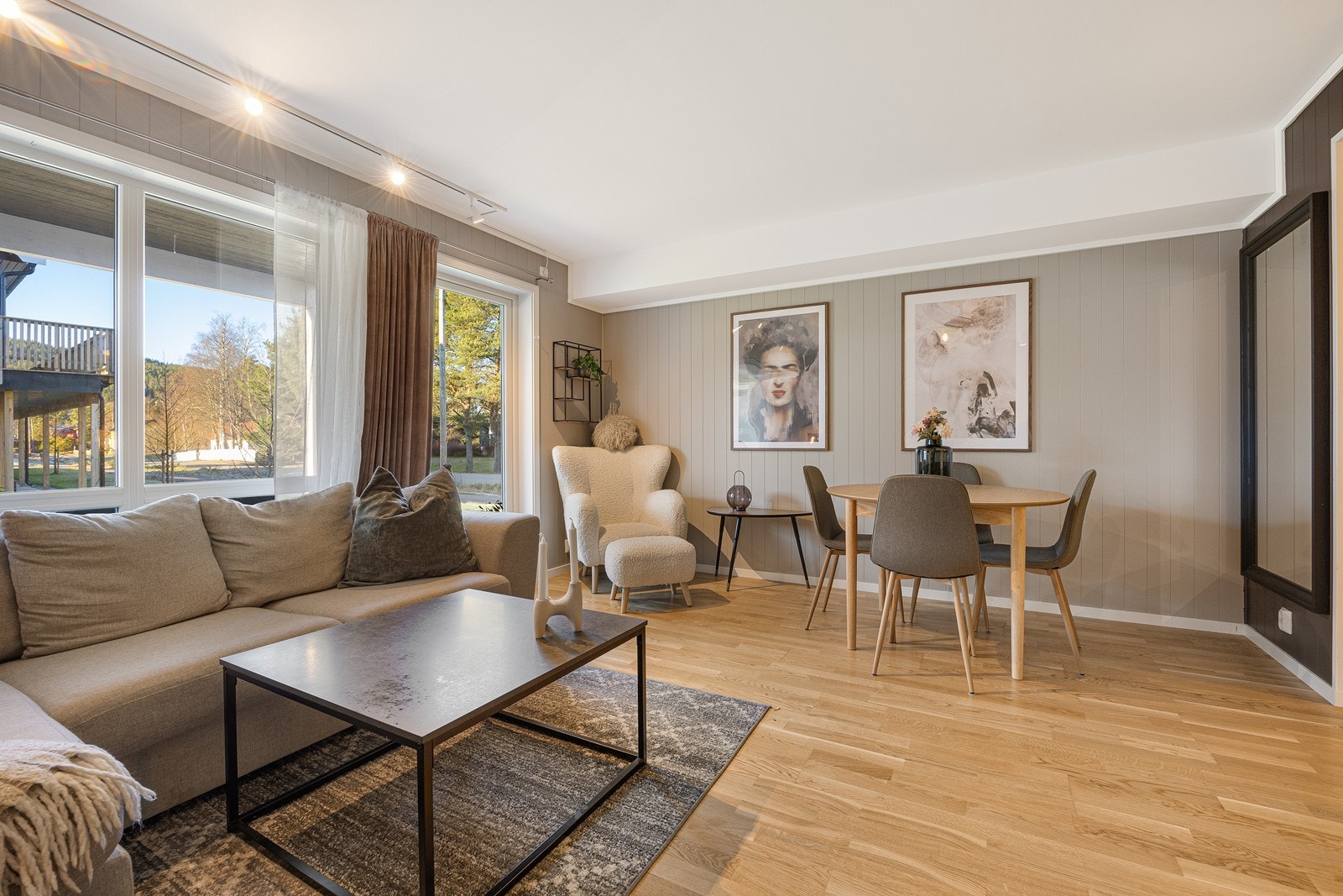 Atmosfæren er god, og utformingen gjør stuen enkel å møblere med flere sittegrupper. Galleribilde