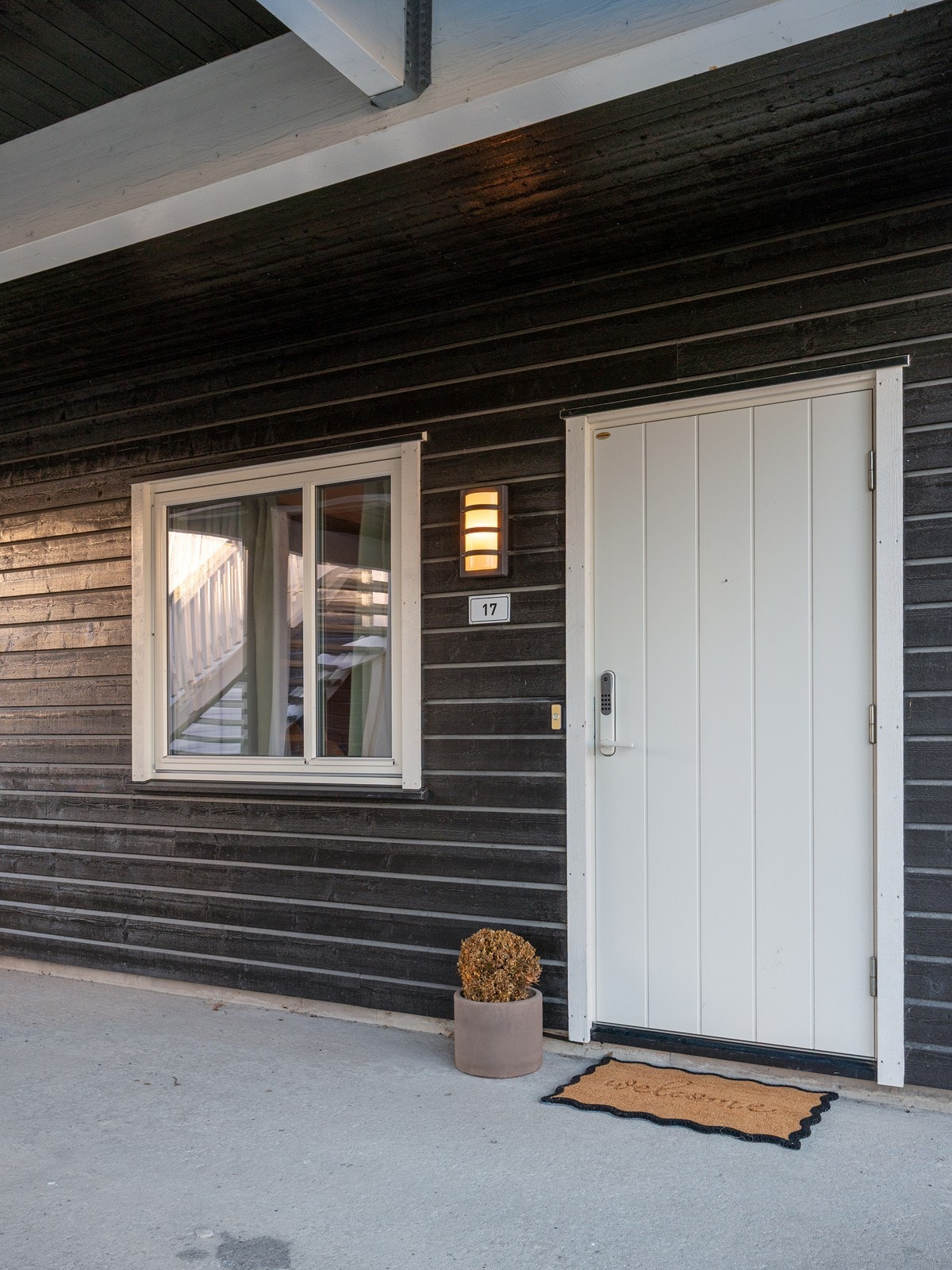 Leilighetens inngangsparti er trappefri og overbygd, samt utstyrt med belysning, ringeklokke og elektronisk kodelås. Galleribilde