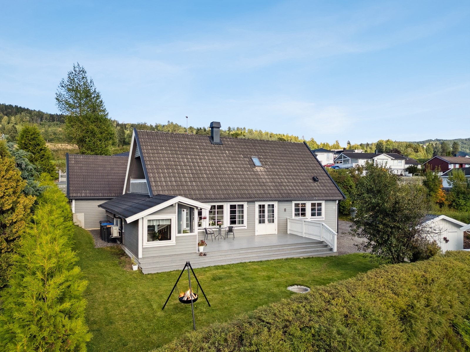 Innholdsrik enebolig med 4 soverom, 2 bad, åpen og luftig stue. Galleribilde