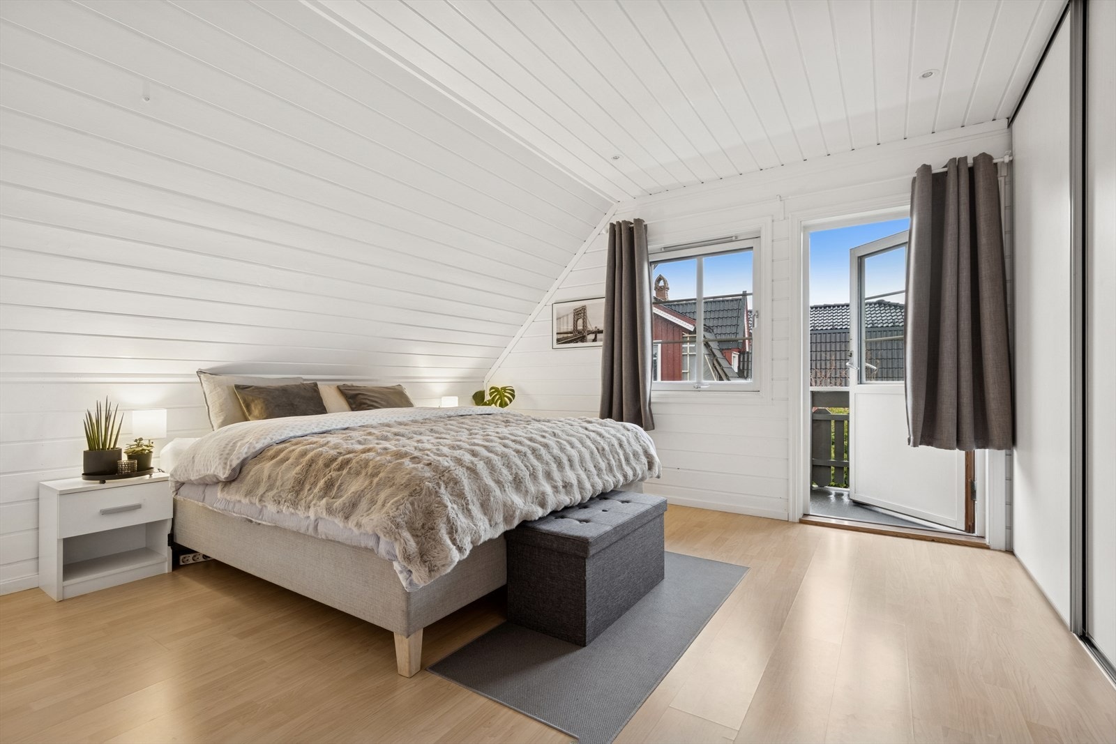 Hovedsoverommet er meget romslig og byr på flere møbeleringsmuligheter. Soverommet har også egen balkong som kan benyttes. Galleribilde