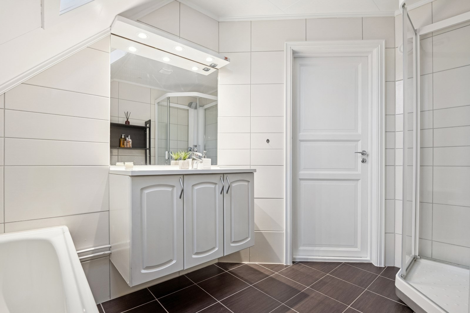 Badet i 2.etg er flislagt på vegg og gulv med elektriske varmekabler. Galleribilde