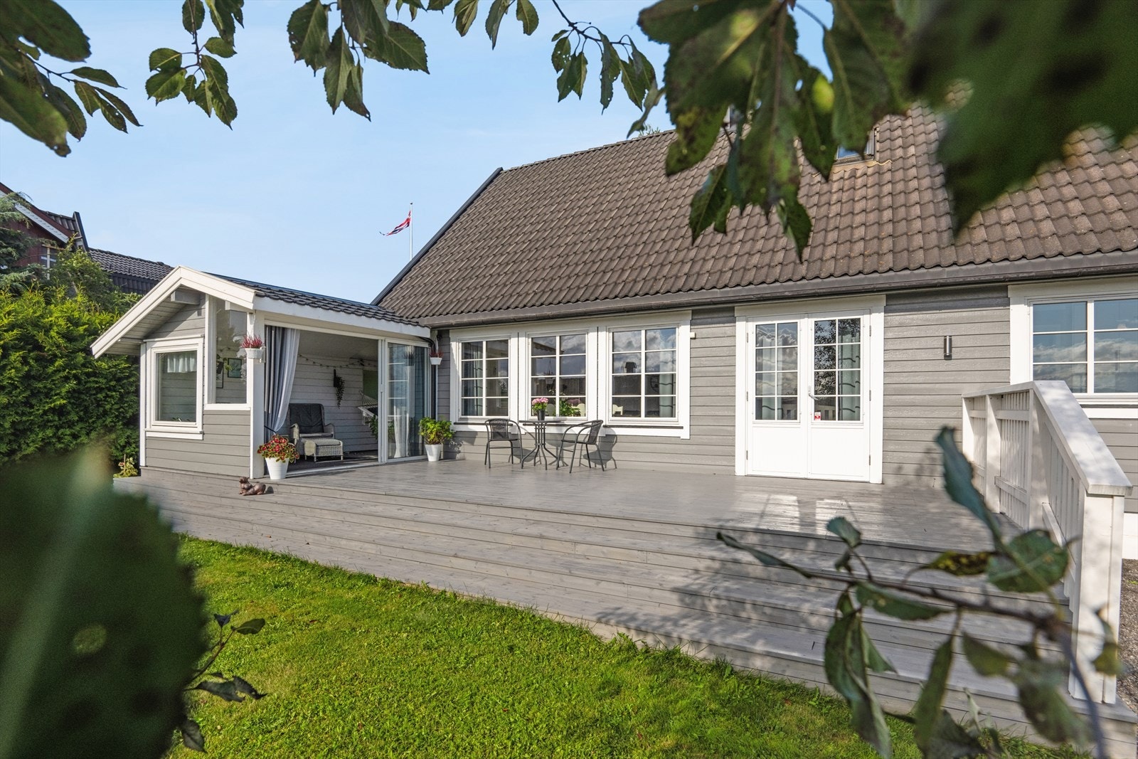 Romslig veranda med fantastiske solforhold. Her kan du samle familien til en koselig sommerkveld. Galleribilde