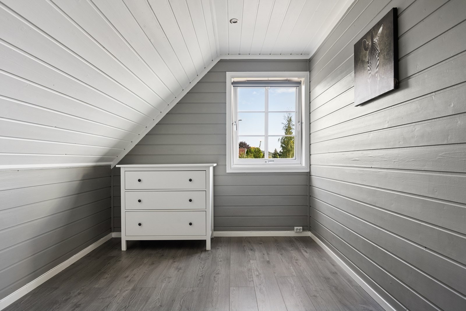 Soverom 2 i 2.etg romslig og gir deg flere møbeleringsmuligheter. Galleribilde