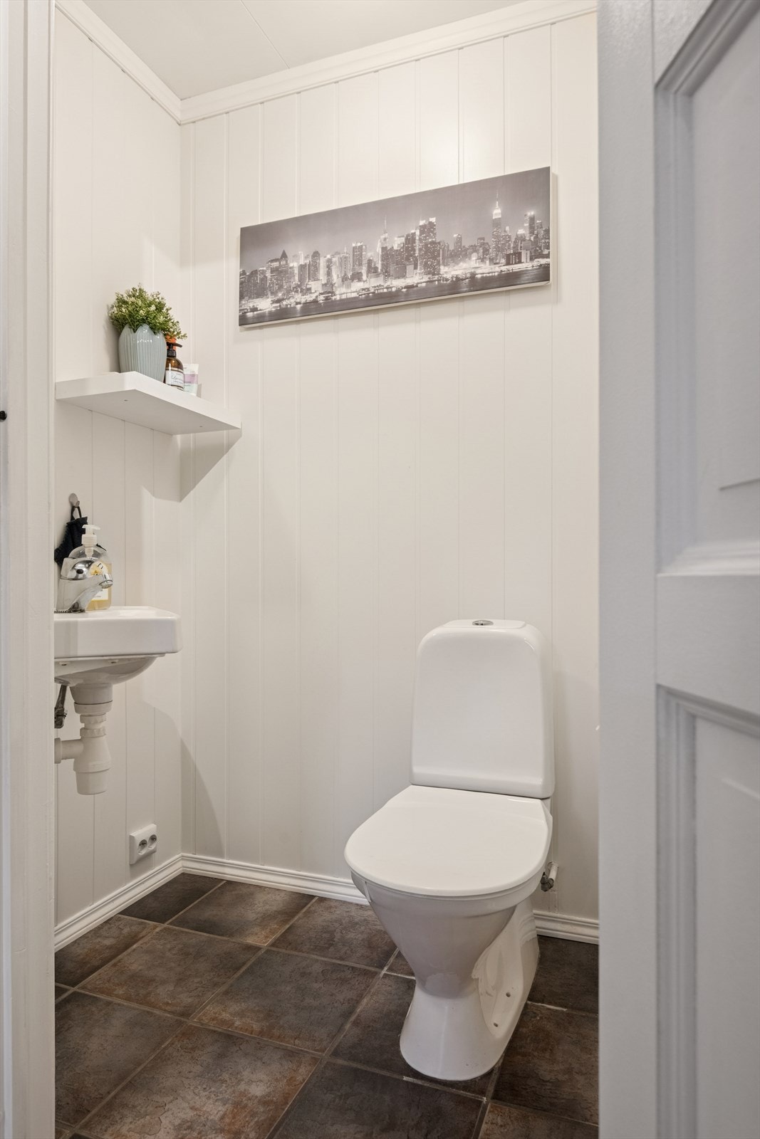 I gangen er det eget separert toalettrom. Galleribilde