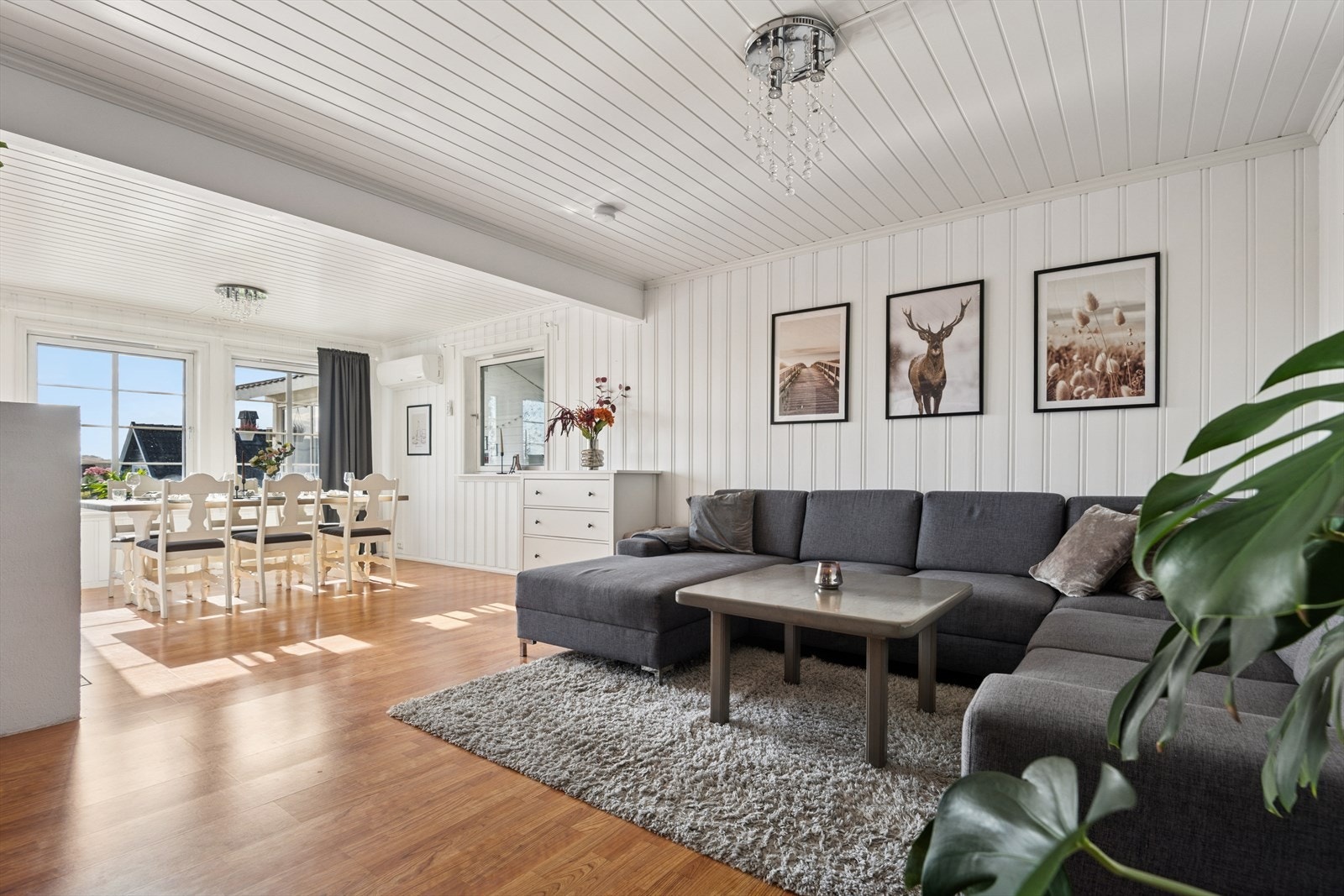 Luftig og lys stue med store vindusflater. Her er det flere møbeleringsmuligheter. Galleribilde