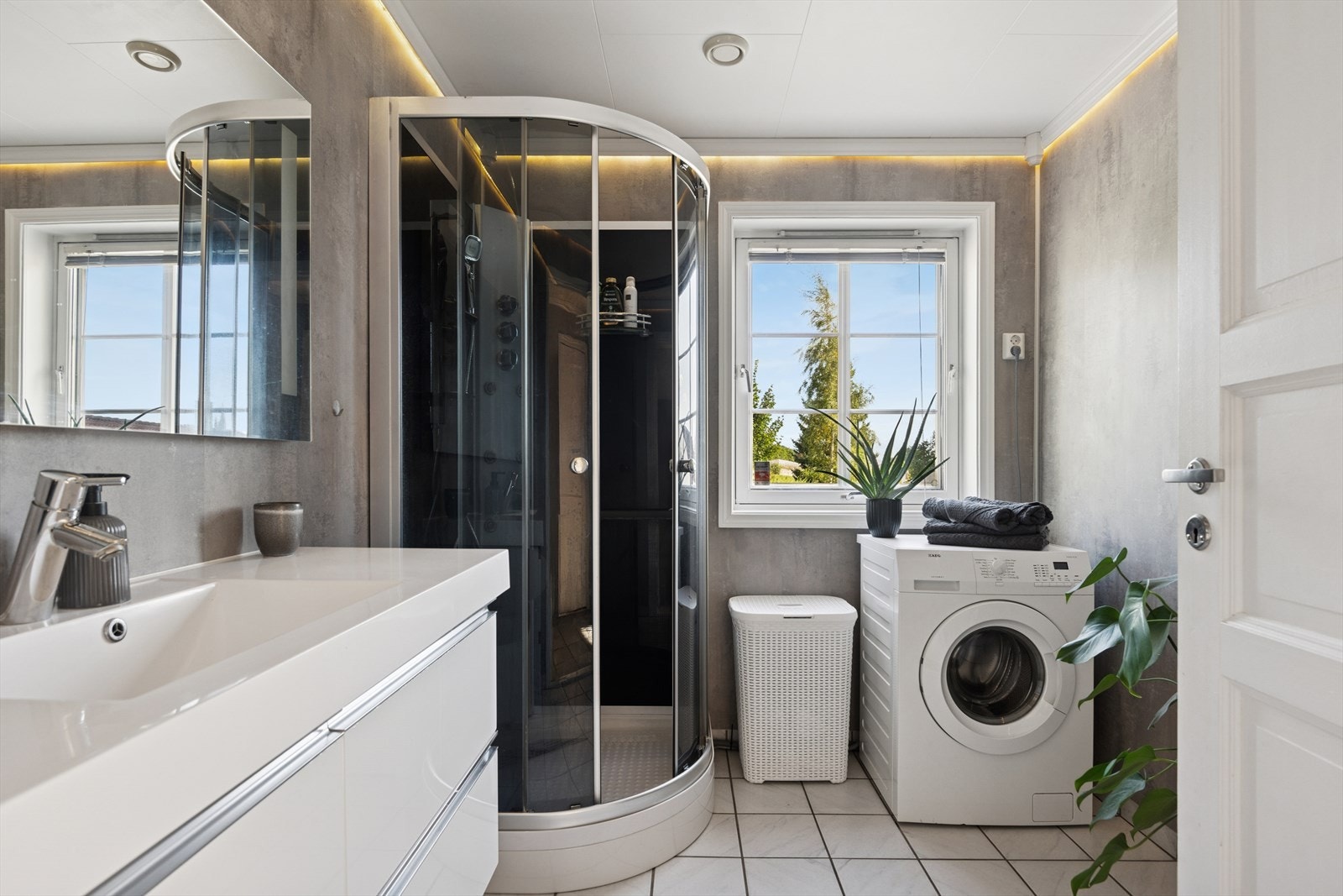 Badet i 1.etg har flislagt gulv med elektriske varmekabler, baderomsplater på veggen og harmonisk belysning. På badet er det rikelig med oppbevaring til toalettsaker. Galleribilde