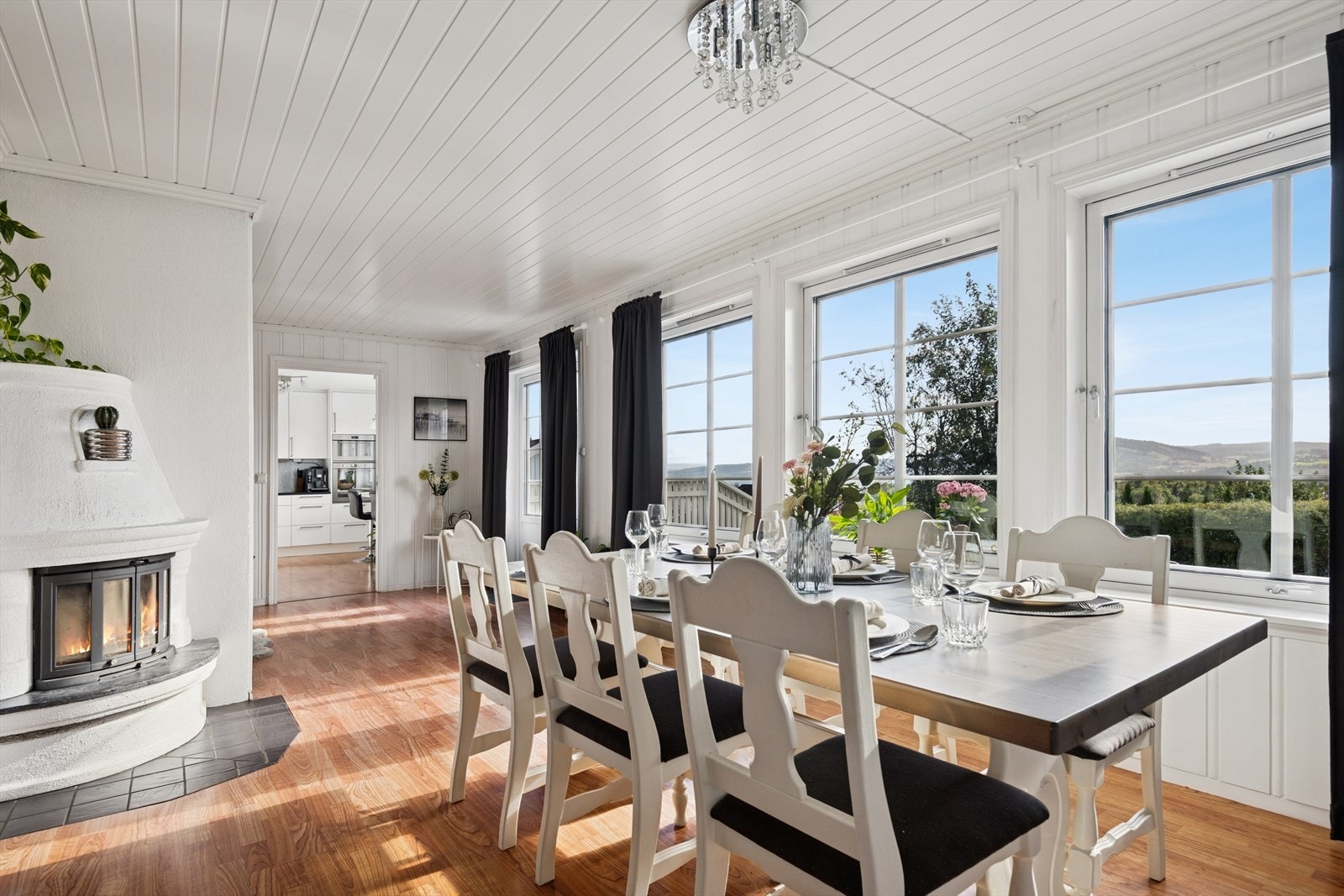 Spisestuen er romslig og gir deg et naturlig sted å samle familien for et godt måltid. Fra spisestuen er det også en nydelig utsikt mot Brumunddal og Mjøsa. Galleribilde