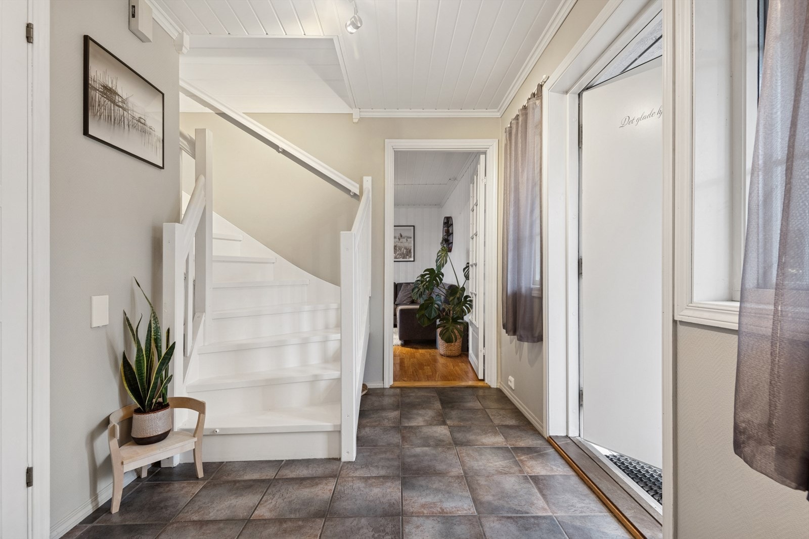 Romslig gang med flislagt gulv og elektriske varmekabler. Svært praktisk. Galleribilde