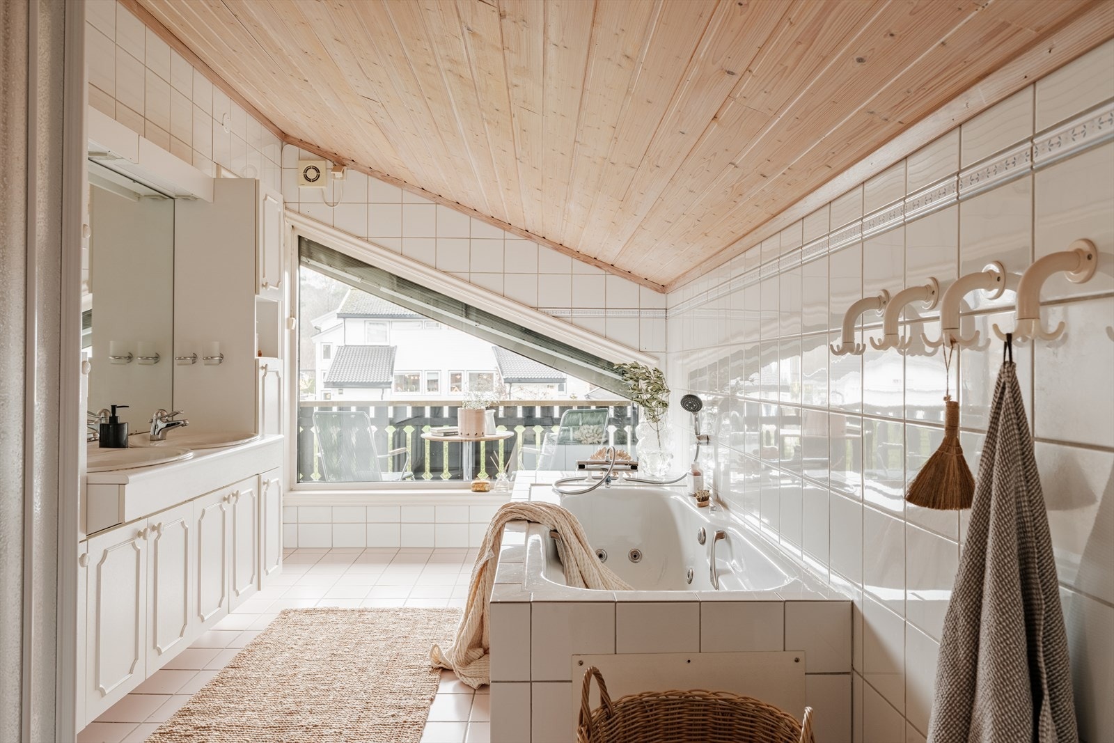 Baderommet i 2. etasje har dusjhjørne, dobbel servant, toalett og boblebadekar. Galleribilde