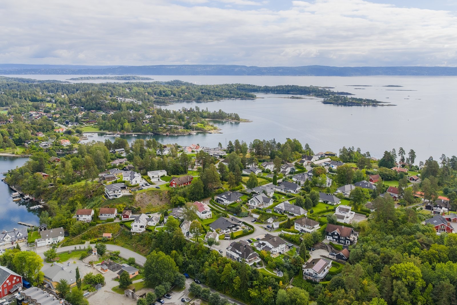 Området er kjent for sin rolige karakter, pene villabebyggelse og hyggelige bomiljø. Her bor man med enkel tilgang til skoler, barnehager, kollektivtransport, marka og daglige servicetilbud. Galleribilde