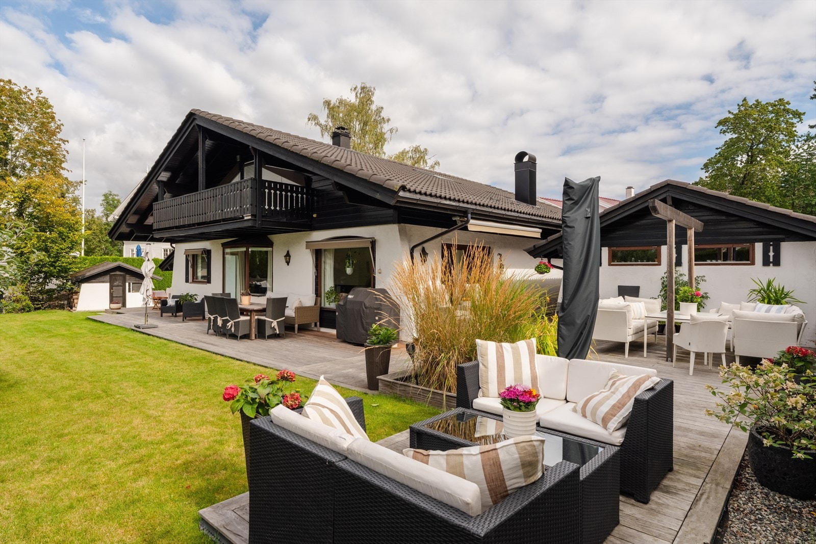 Garasjen er oppgradert i nyere tid, med malt garasje og garasjeport samt støpt nytt garasjegulv i 2025. Utvendige hvite flater på boligen i 1. etasje ble malt samme år. Galleribilde