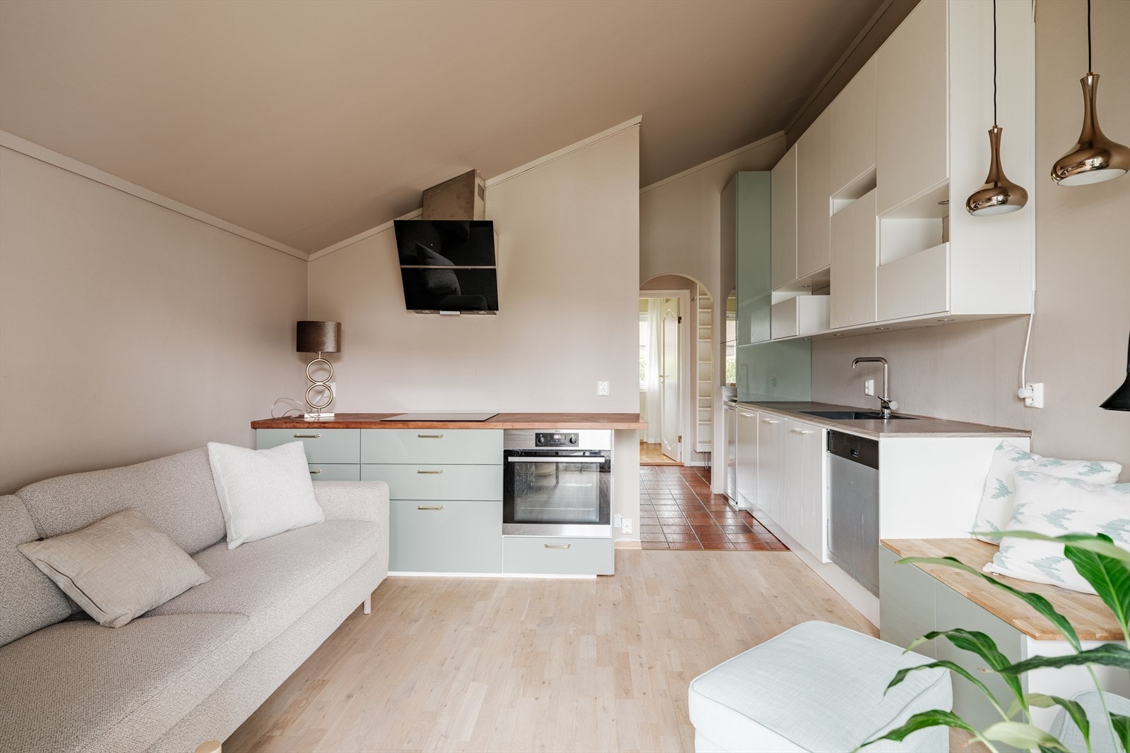 Hybelen egner seg godt til utleie, gjester eller tenåring. I opprinnelige byggetegninger var dette en selvstendig boenhet, men er senere gjort om til hybel. Se punkt om ferdigattest. Galleribilde