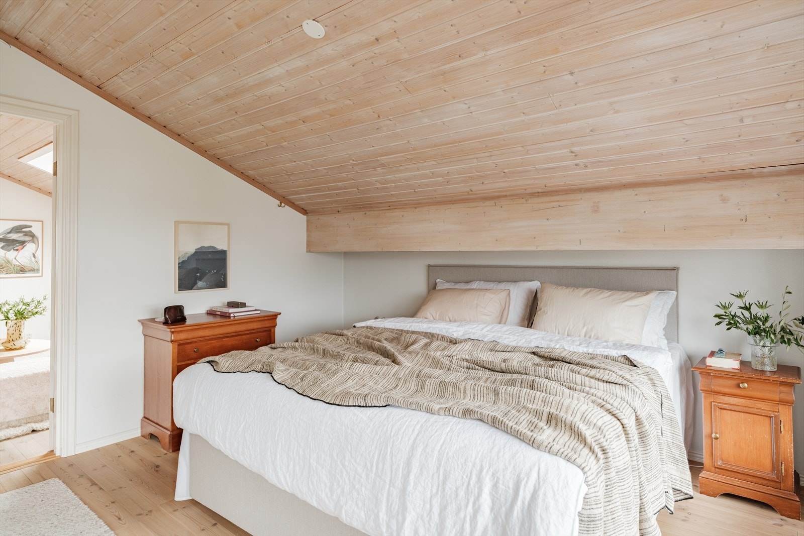 Soverom 3. Alle har skyvedørsgarderober med speildører og panelovner. Galleribilde