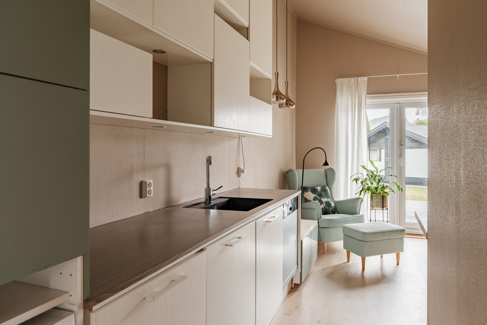 Kjøkkeninnredningen er fra 2020 og består av en kombinasjon av Drømmekjøkken og IKEA, med glatte fronter, belysning under overskap og integrerte hvitevarer. Galleribilde