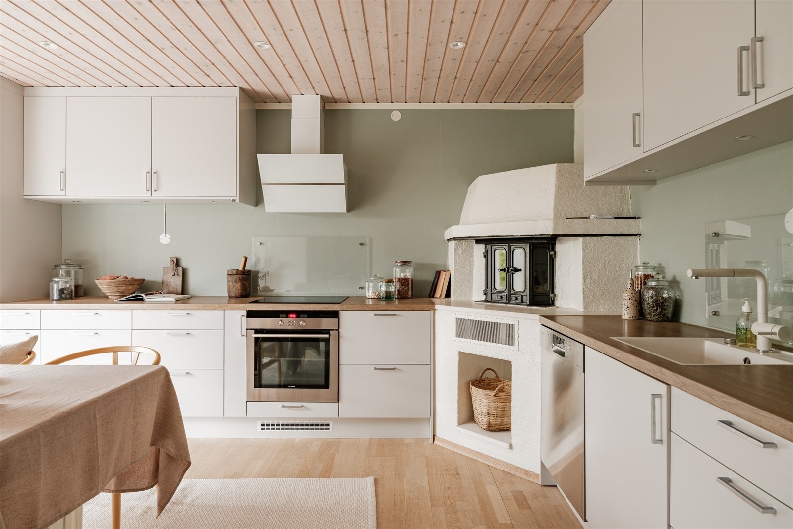 Kjøkkeninnredningen er fra Epoq med lysegrå, glatte fronter, og består av høyskap samt over og underskap med belysning under overskap. Galleribilde