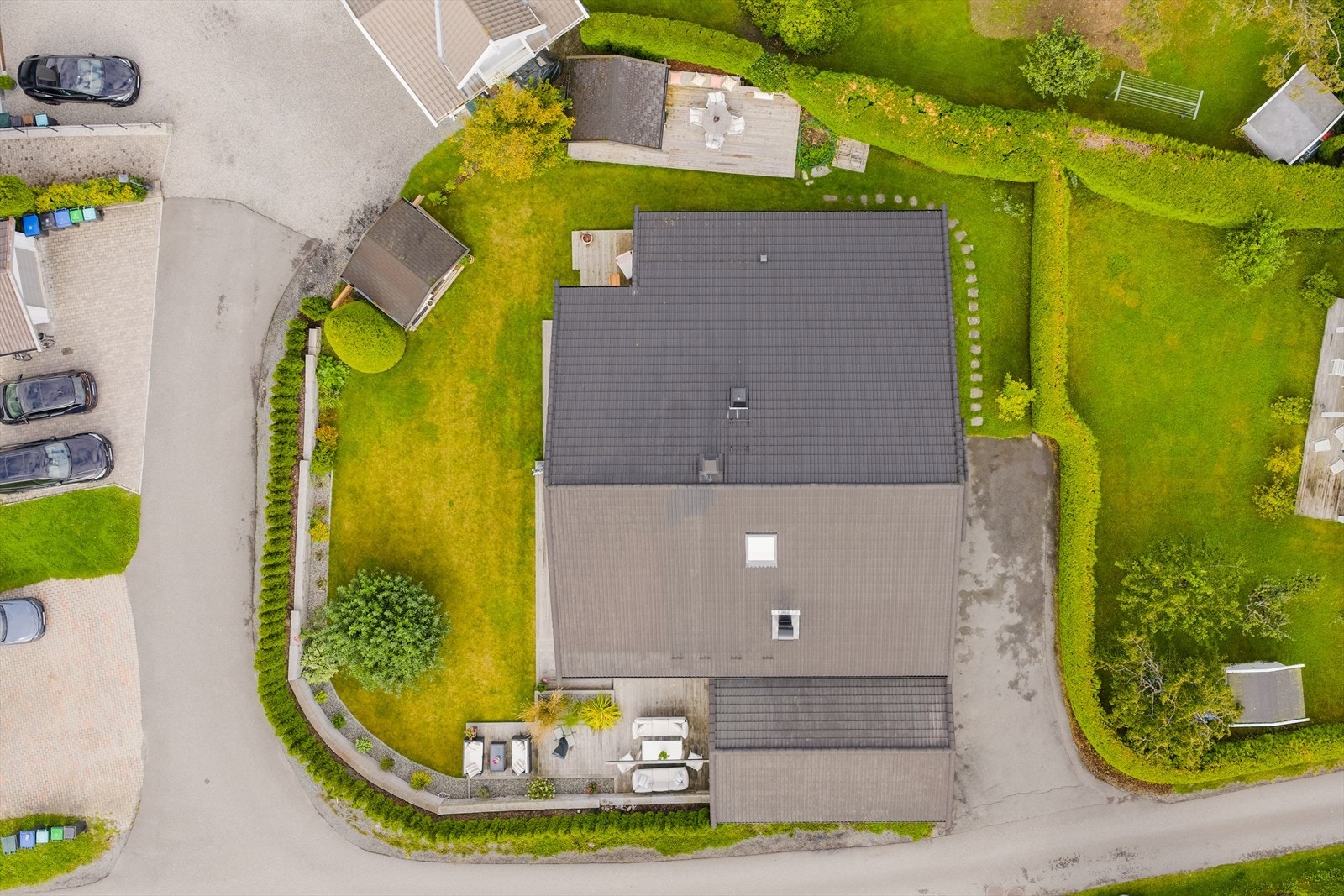 Tomten har asfaltbelagt innkjørsel, og adkomst skjer via innkjørsel som deles med nabo i henhold til privatrettslig avtale om deling av tomt mot øst ved innkjørsel og tomtegrenser til boligen. Galleribilde