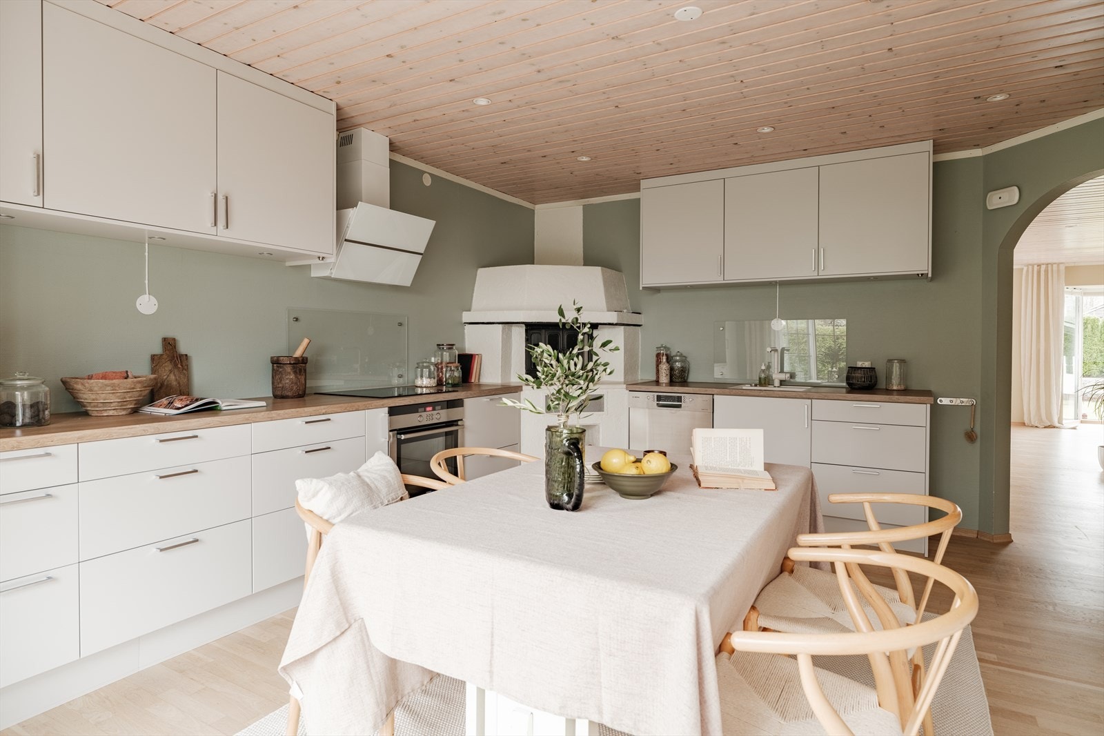 Det er glassplater over koke og vaskesone, laminat benkeplate og nedfelt oppvaskkum med ettgreps blandingsbatteri. Galleribilde