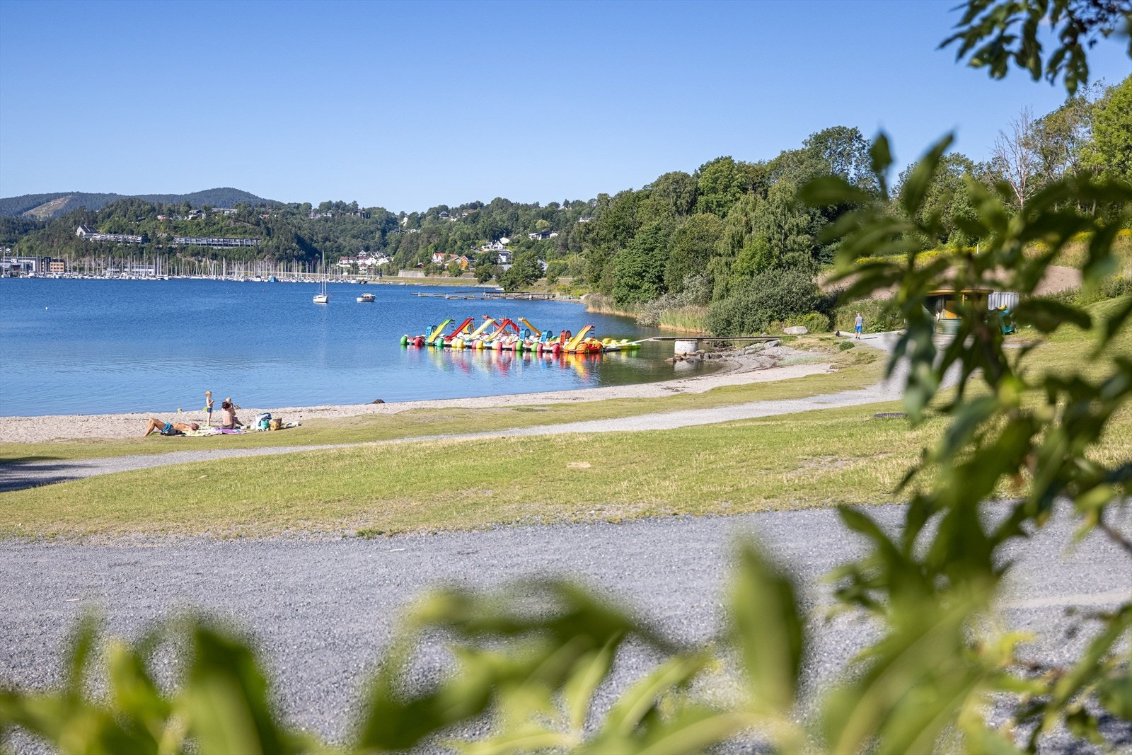 Hvalstrand Bad er et naturlig samlingspunkt på varme dager, med sandstrand, svaberg, stupetårn og gode fasiliteter. Kort kjøretur, cirka 6 minutter fra boligen. Galleribilde