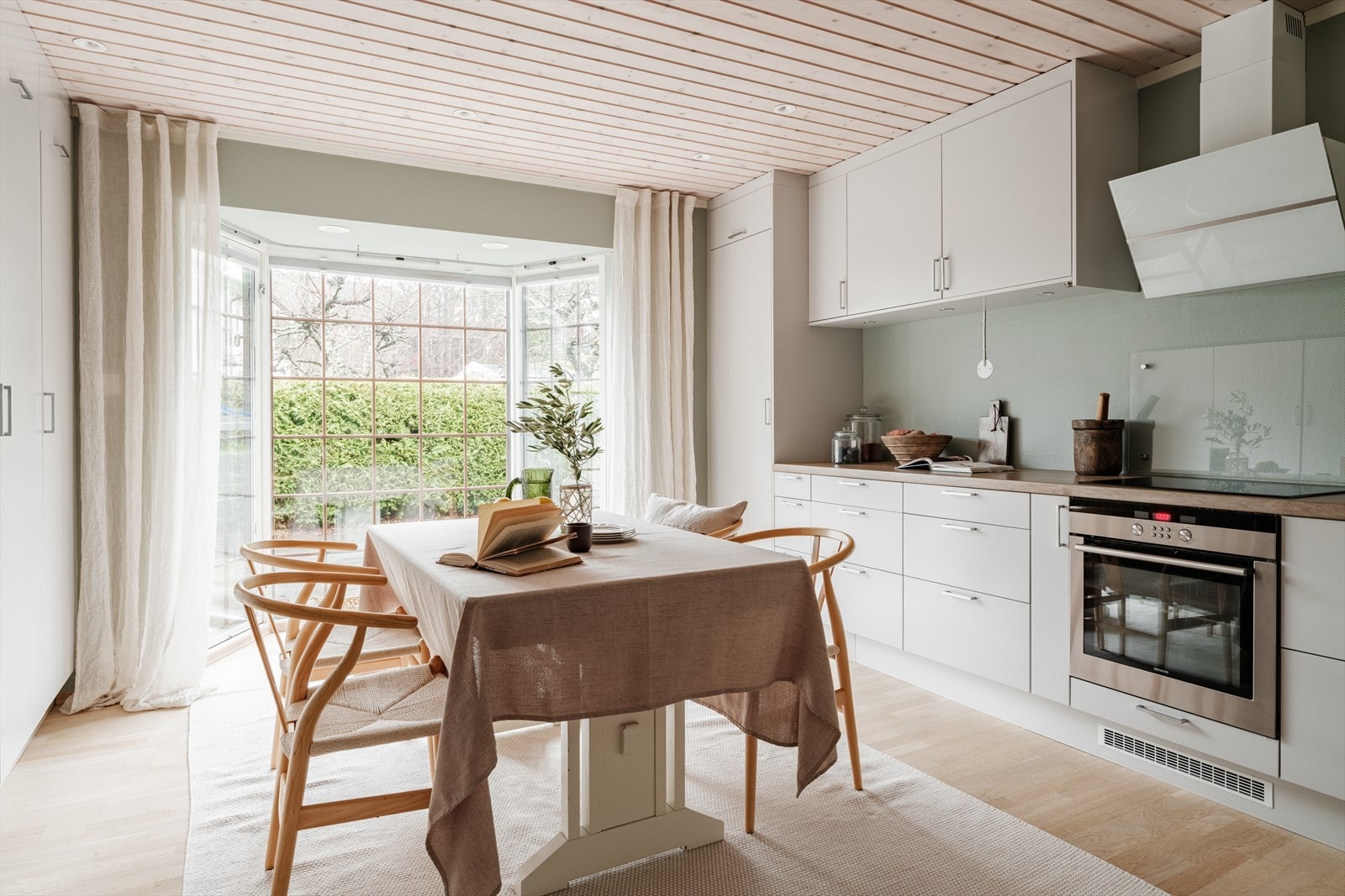 Rommet har et pent karnapp med glassvinduer som gir godt lysinnslipp. Karnappvinduet ble fornyet i 2025. Galleribilde