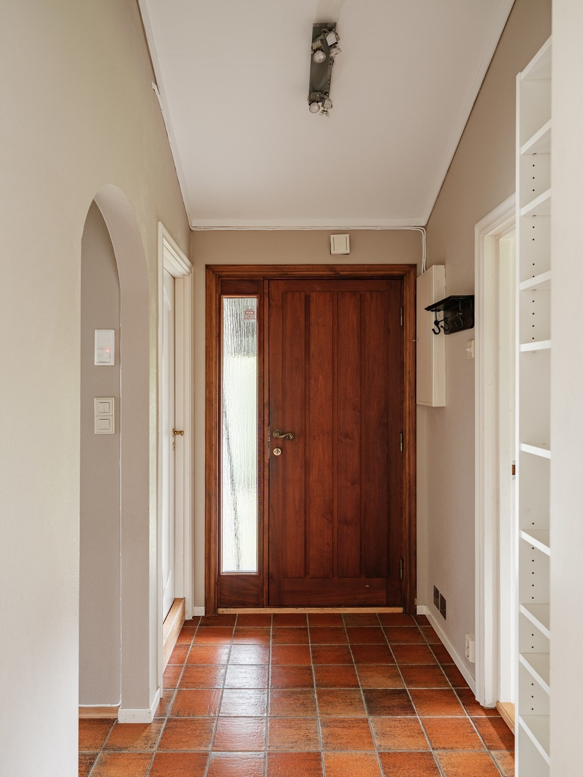 Boligen har en praktisk og fleksibel hybel med intern adkomst, bestående av entré og gang, bad og vaskerom, kjøkken og stue, arbeidsrom og soverom samt separat soverom. Galleribilde