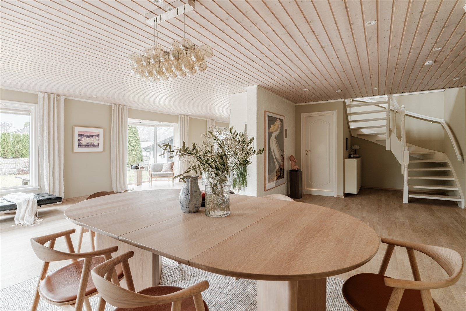 Stue og spisestue er romslige og lyse oppholdsrom med parkettgulv og gulvvarme. Galleribilde