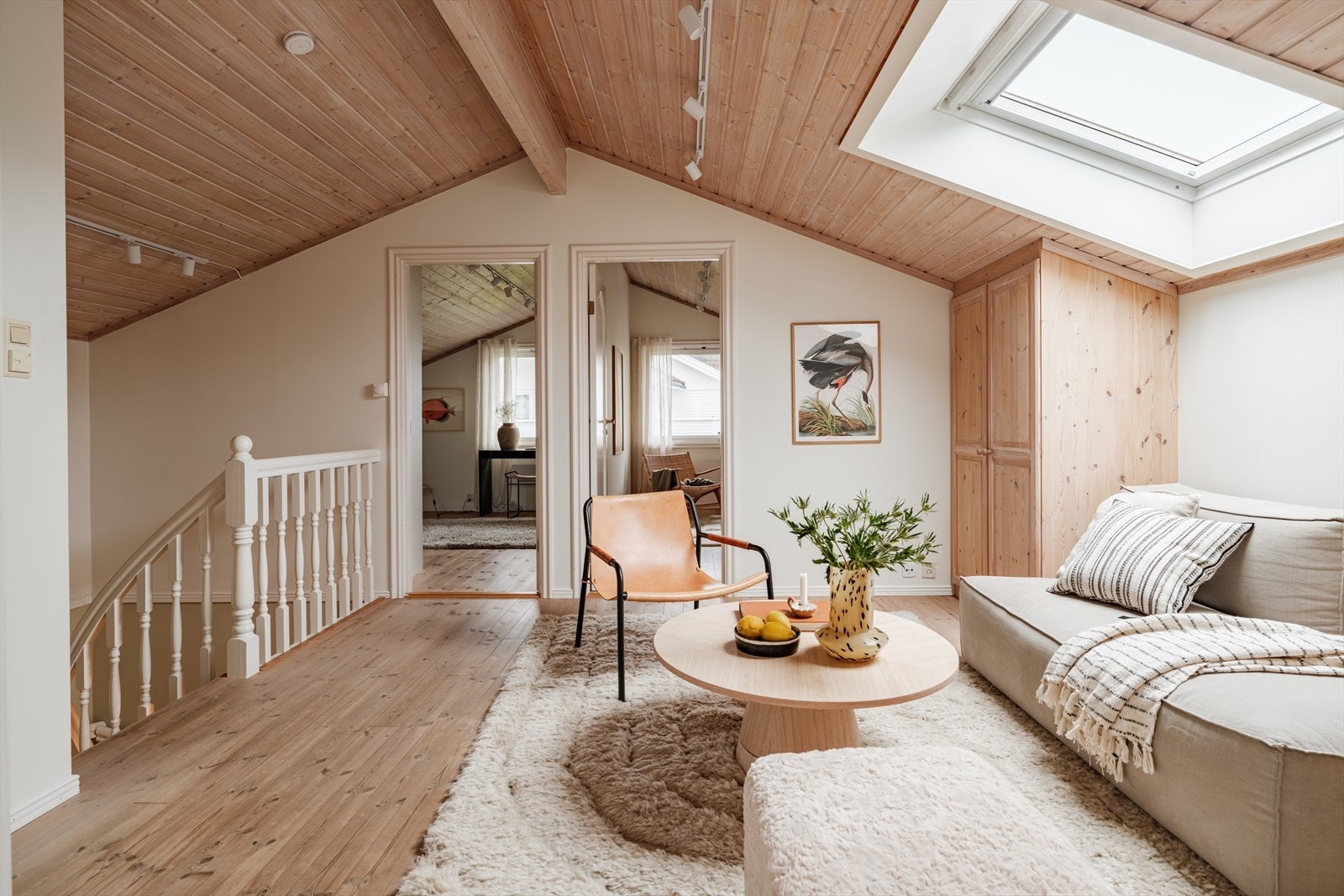 Loftstuen har tregulv, malt tapet på vegger og panel i himling, med trappeadkomst fra underliggende etasje. Galleribilde