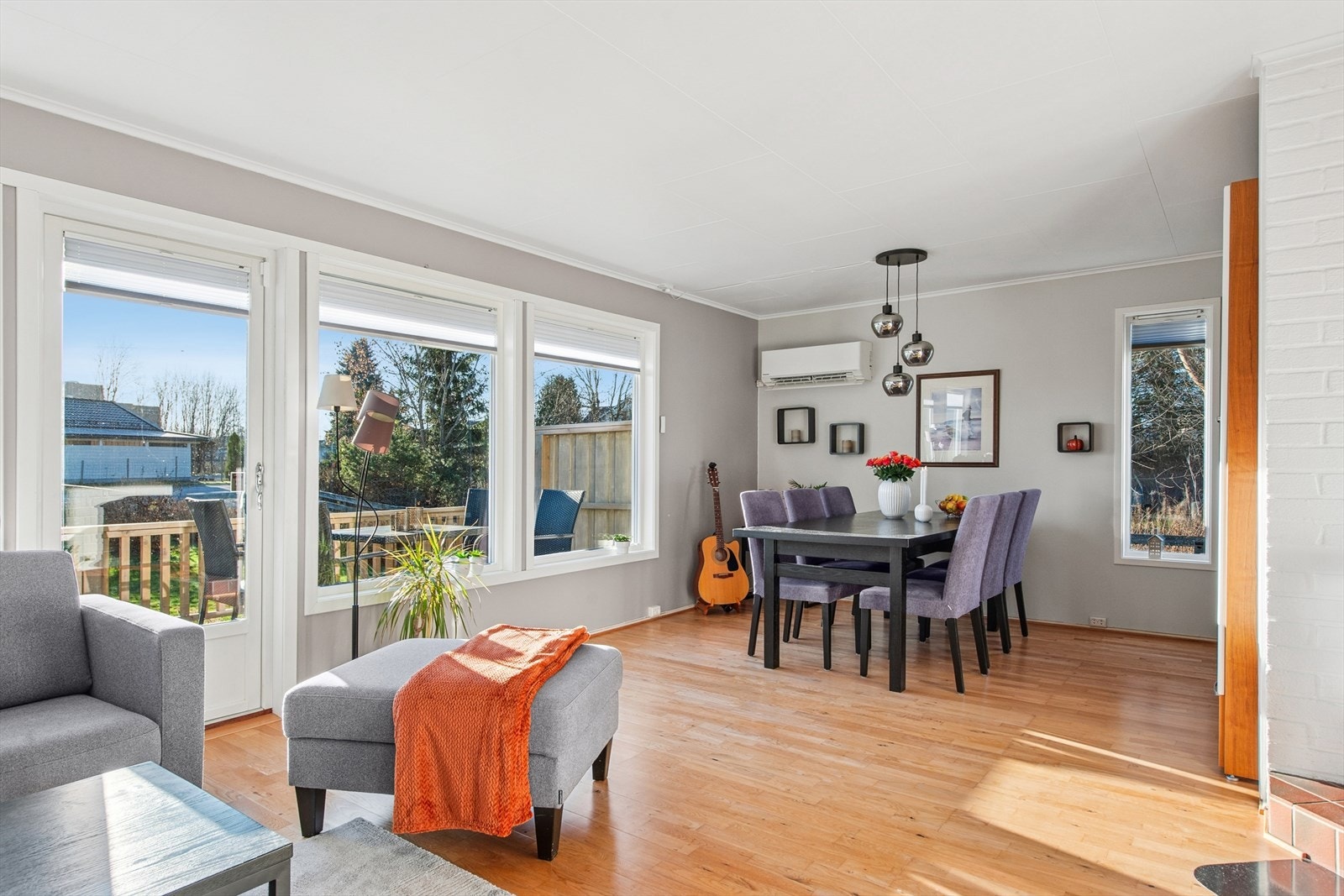 Kristian Fjeldsgt 44:
Romslig stue med gode møbleringsmuligheter. Galleribilde