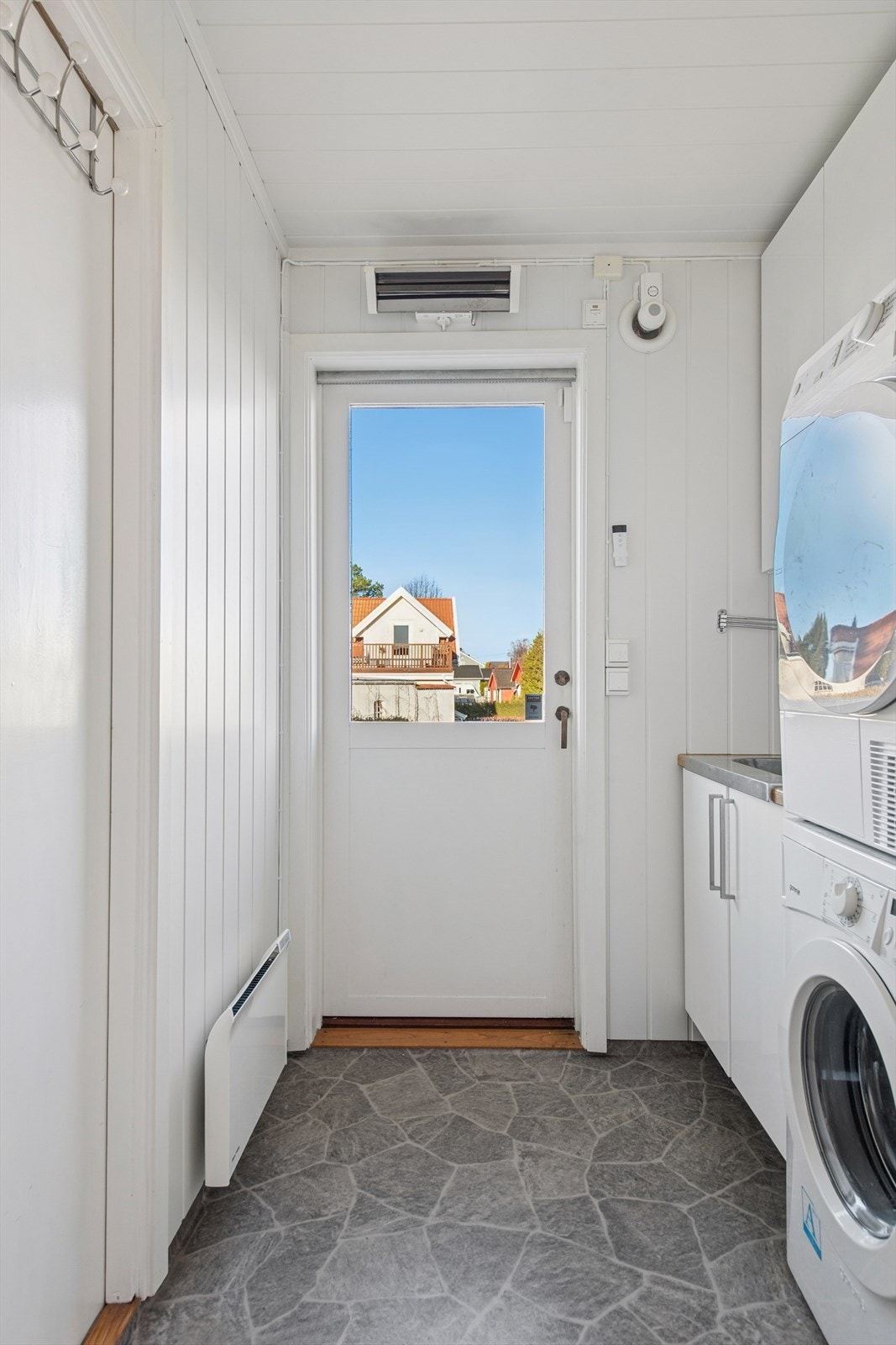 Kristian Fjeldsgt 44:
Vaskerommet fra 2012 har vinylbelegg på gulvet, malte MDF-plater på veggene og MDF-takpanel i himlingen. Galleribilde