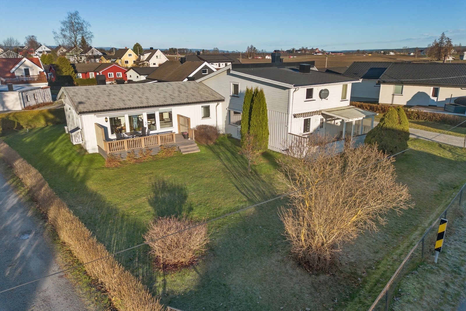 Kristian Fjeldsgt 44 til venstre på bildet, nr 46 til høyre som er den opprinnelige delen over to etasjer.
Eiendommen ligger i et barnevennlig område med gangavstand til skoler, barnehager og sentrum. Galleribilde