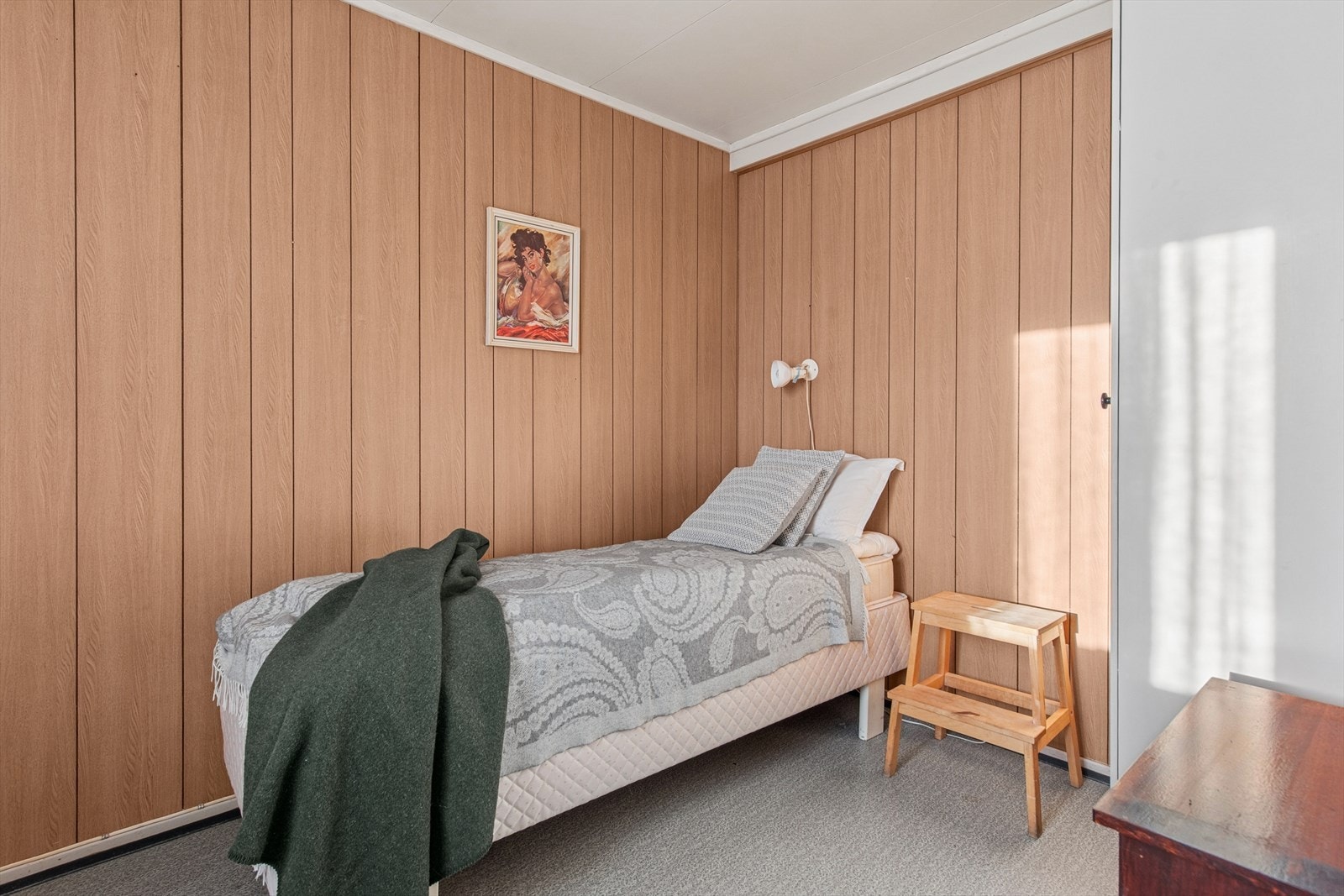 Kristian Fjeldsgt 46: Rommet har panelplater på vegger og belegg på gulv, med enkeltseng. Galleribilde