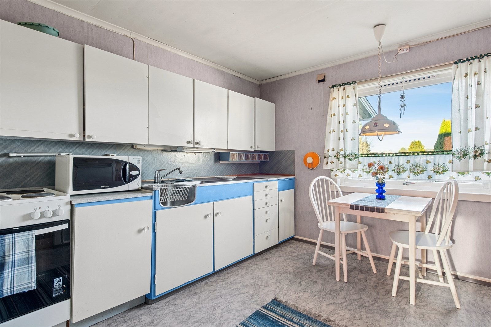 Kristian Fjeldsgt 46: Dette kjøkkenet har eldre innredning med laminerte skrog, laminert benkeplate og benkebeslag i stål med oppvaskkum og ett-greps blandebatteri. Galleribilde