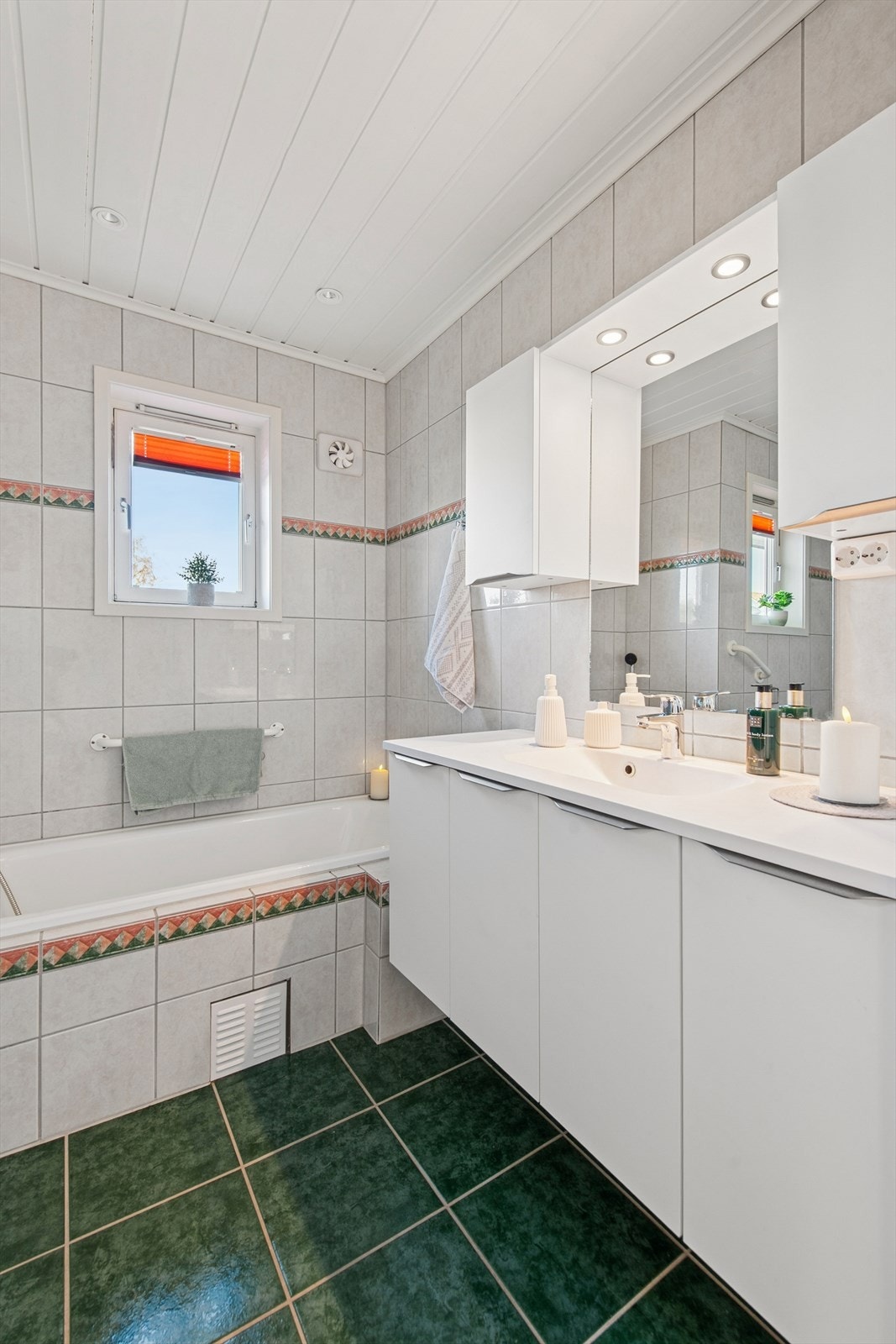 Kristian Fjeldsgt 44:
Det er termostatstyrte varmekabler i gulvet. Galleribilde