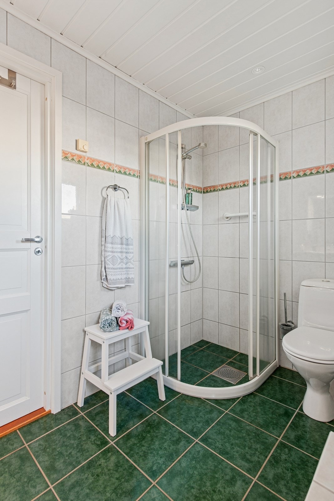 Kristian Fjeldsgt 44:
Dette badet er innredet med baderomsinnredning med servant (2020), WC, innmurt badekar og veggmontert dusj med buede dusjvegger. Galleribilde