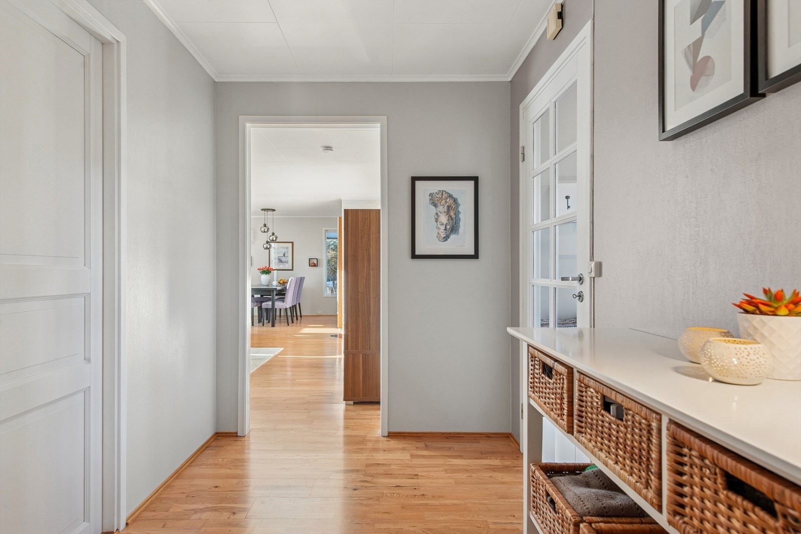 Kristian Fjeldsgt 44:
Den nyere delen inneholder vindfang, gang, vaskerom, bad, stue, kjøkken og tre soverom. Galleribilde