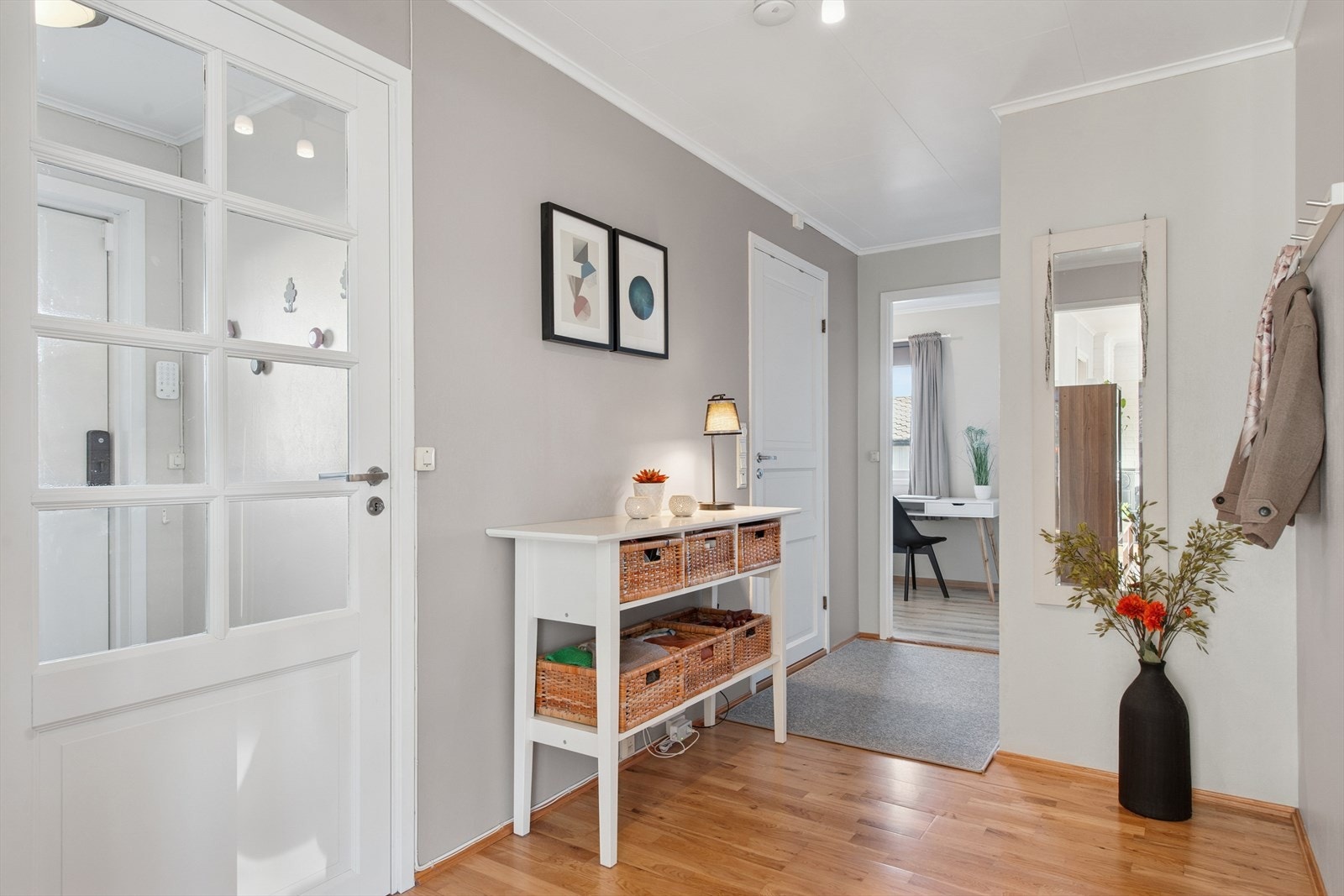 Kristian Fjeldsgt 44:
Entréen har parkettgulv og slette vegger, samt god plass til oppbevaring. Galleribilde