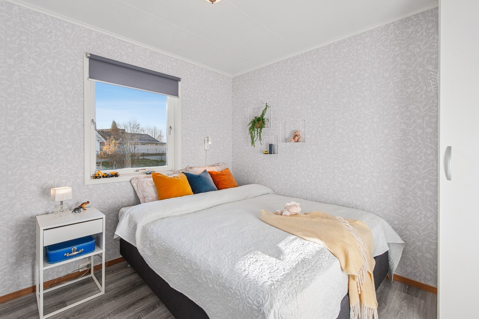 Kristian Fjeldsgt 44:
Rommet har lyst tapet og laminatgulv, med plass til dobbeltseng. Galleribilde