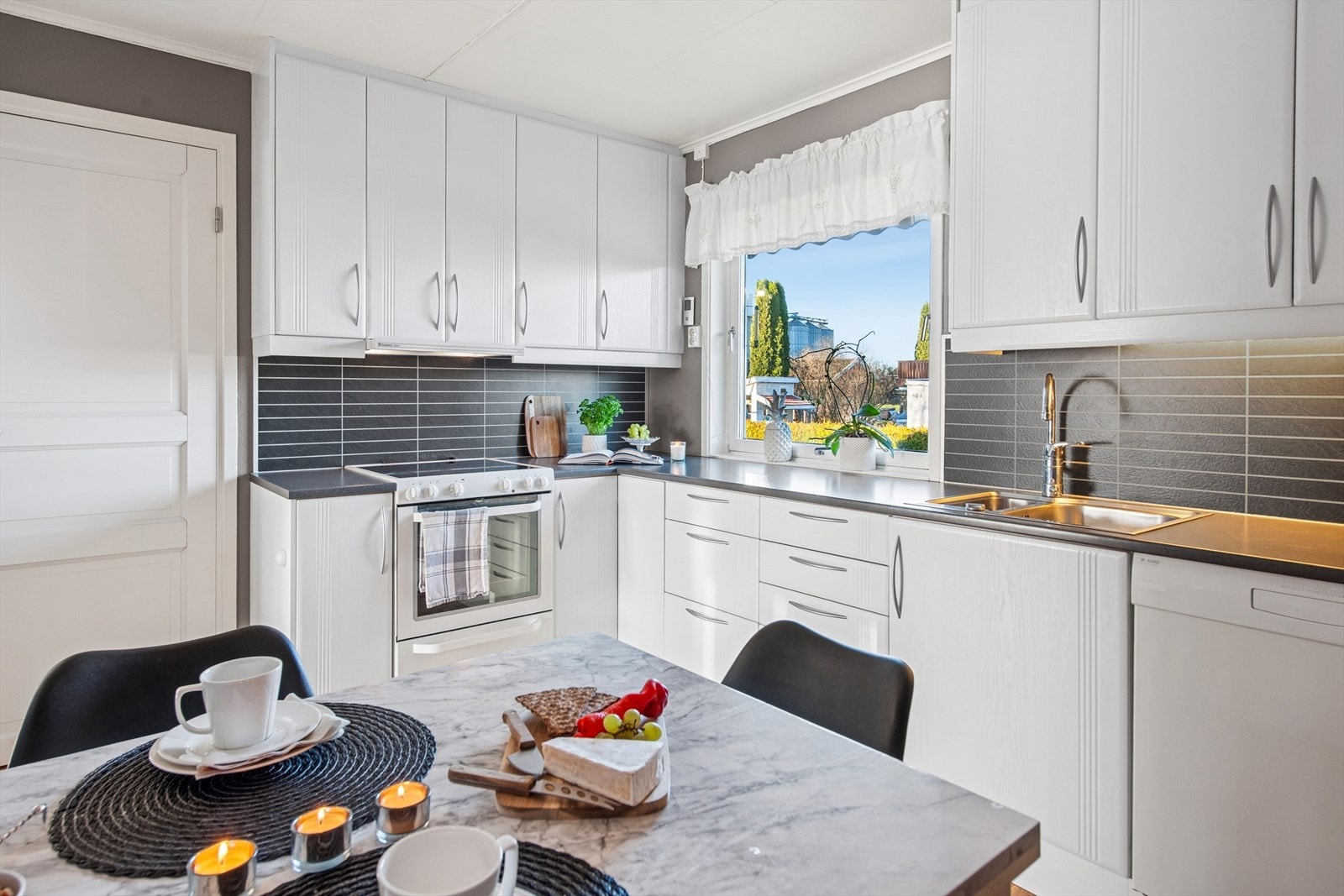 Kristian Fjeldsgt 44:
Det er over- og underskap med folierte fronter samt kitchenboard på benkeryggen. Galleribilde