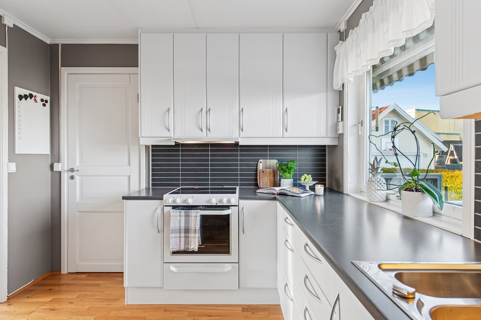 Kristian Fjeldsgt 44:
Innredningen ble vesentlig oppgradert i 2015 med nye fronter, benkeplate, oppvaskkum og blandebatteri. Galleribilde