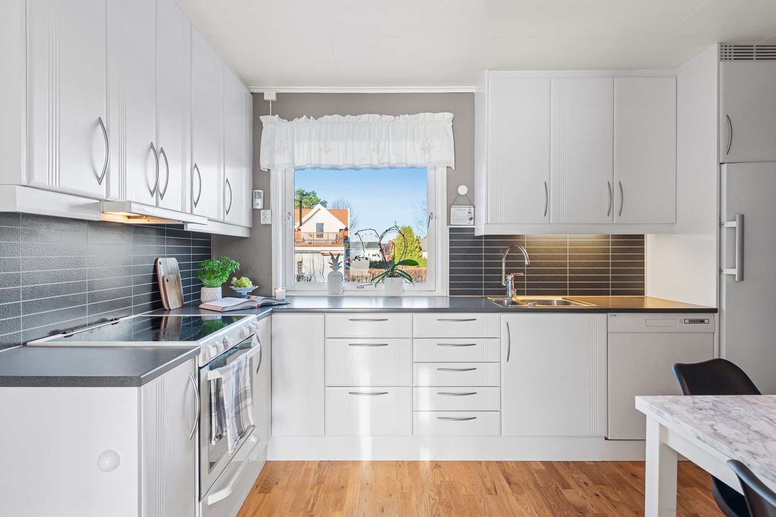 Kristian Fjeldsgt 44:
Det er avsatt plass til frittstående komfyr, oppvaskmaskin og kjøleskap. Det er skapmontert kjøkkenventilator med avtrekk ut. Galleribilde