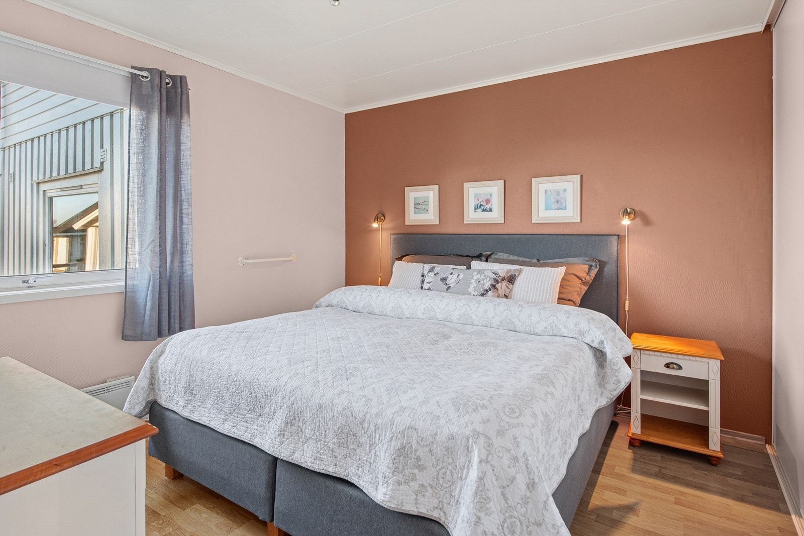 Kristian Fjeldsgt 44:
Soverommet har parkettgulv og slettmalte vegger som gir et rent uttrykk. Galleribilde