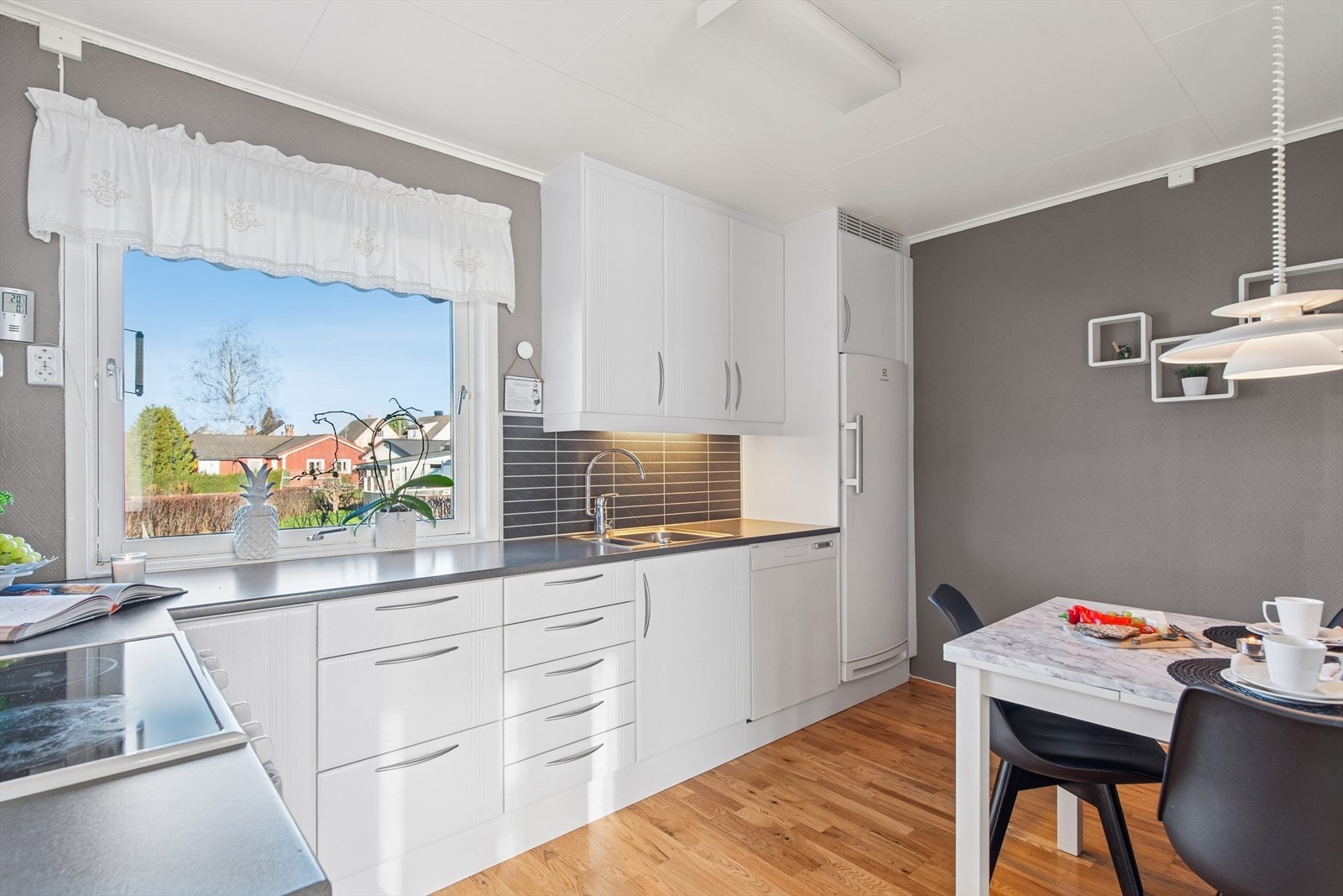 Kristian Fjeldsgt 44:
Kjøkkenet har innredning med laminerte skrog, laminert benkeplate og oppvaskkum i stål med ett-greps blandebatteri. Galleribilde