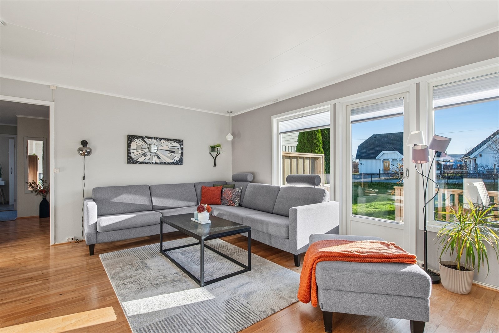 Kristian Fjeldsgt 44:
Utgang til terrasse gir enkel tilgang til uteområdet fra oppholdsrommet. Galleribilde