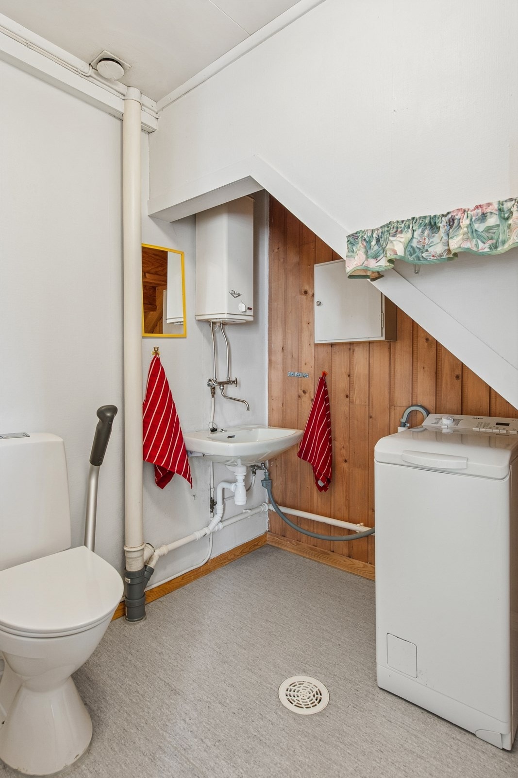 Kristian fjeldsgt 46: Toalettrommet i den eldre delen har linoleumsbelegg på gulvet, vegger med malt tapet og panel, samt malte plater i himlingen. Galleribilde