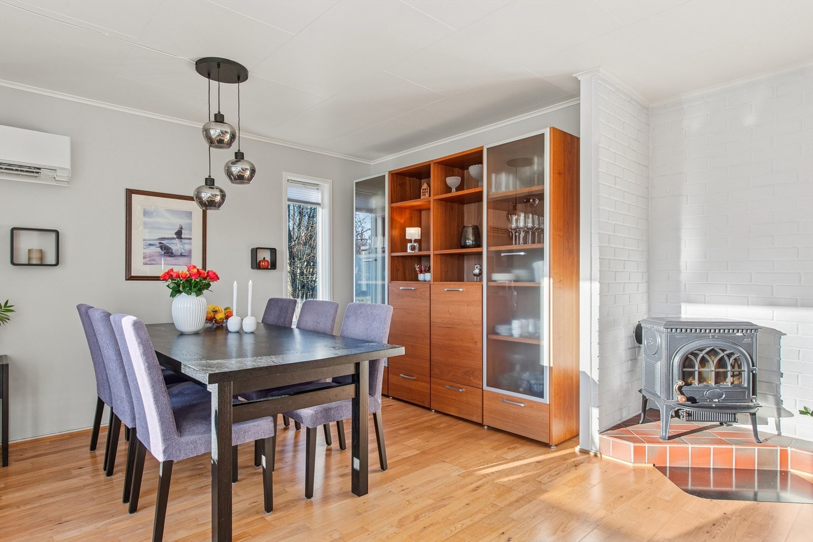 Kristian Fjeldsgt 44:
Vedovn i stuen bidrar til jevn varme på de kjølige dagene. Galleribilde