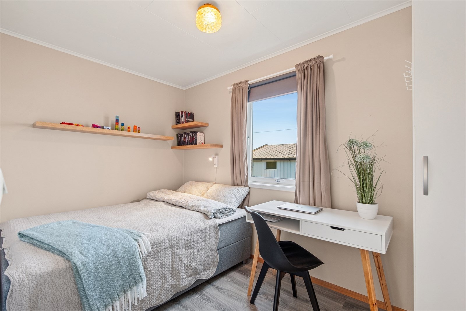 Kristian Fjeldsgt 44:
Laminatgulv og skrivebord gjør rommet funksjonelt for både søvn og arbeid. Galleribilde