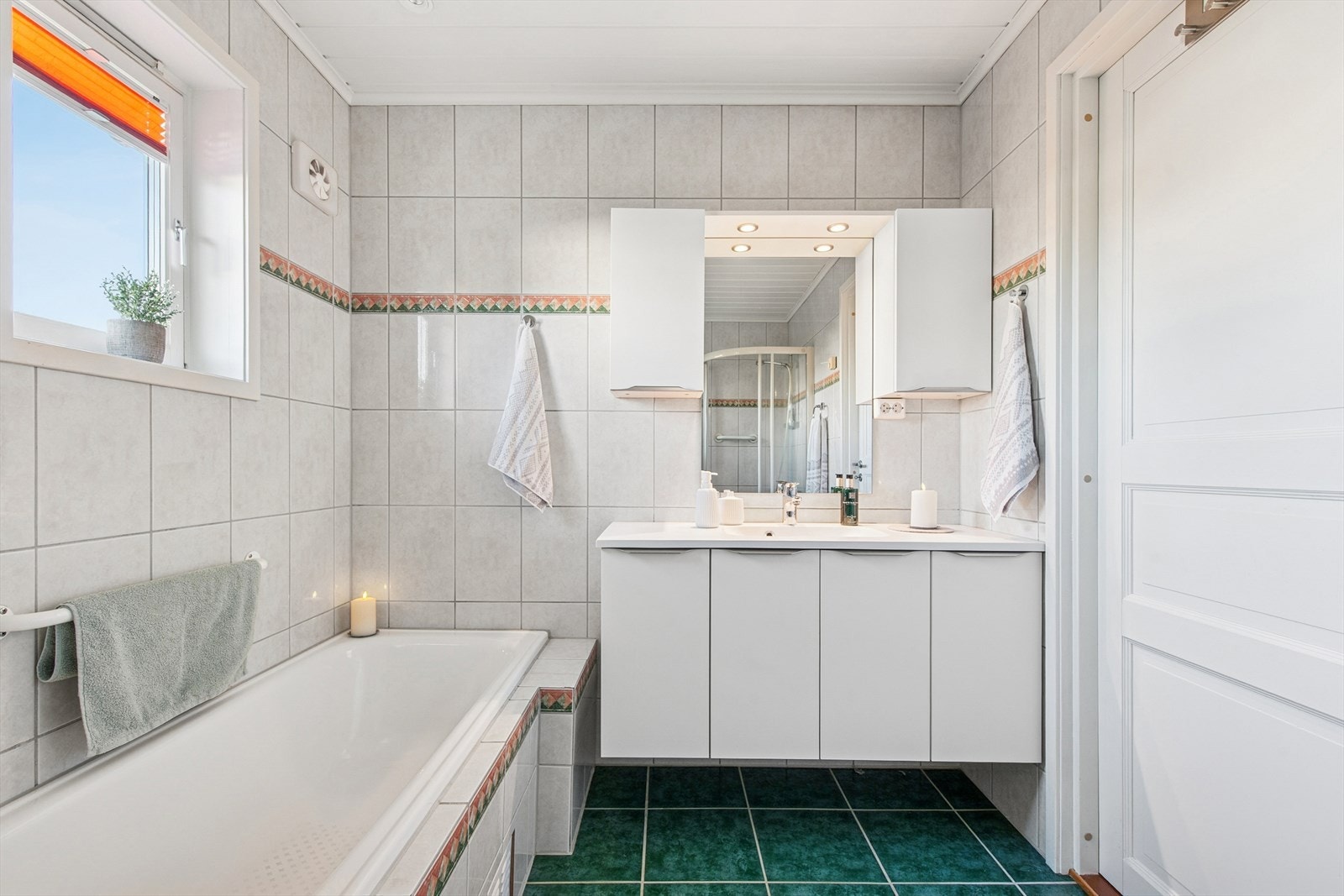 Kristian Fjeldsgt 44:
Badet i den nyere delen er fra 2000 har keramiske fliser på gulv og vegger, samt malt panel i himlingen. Galleribilde